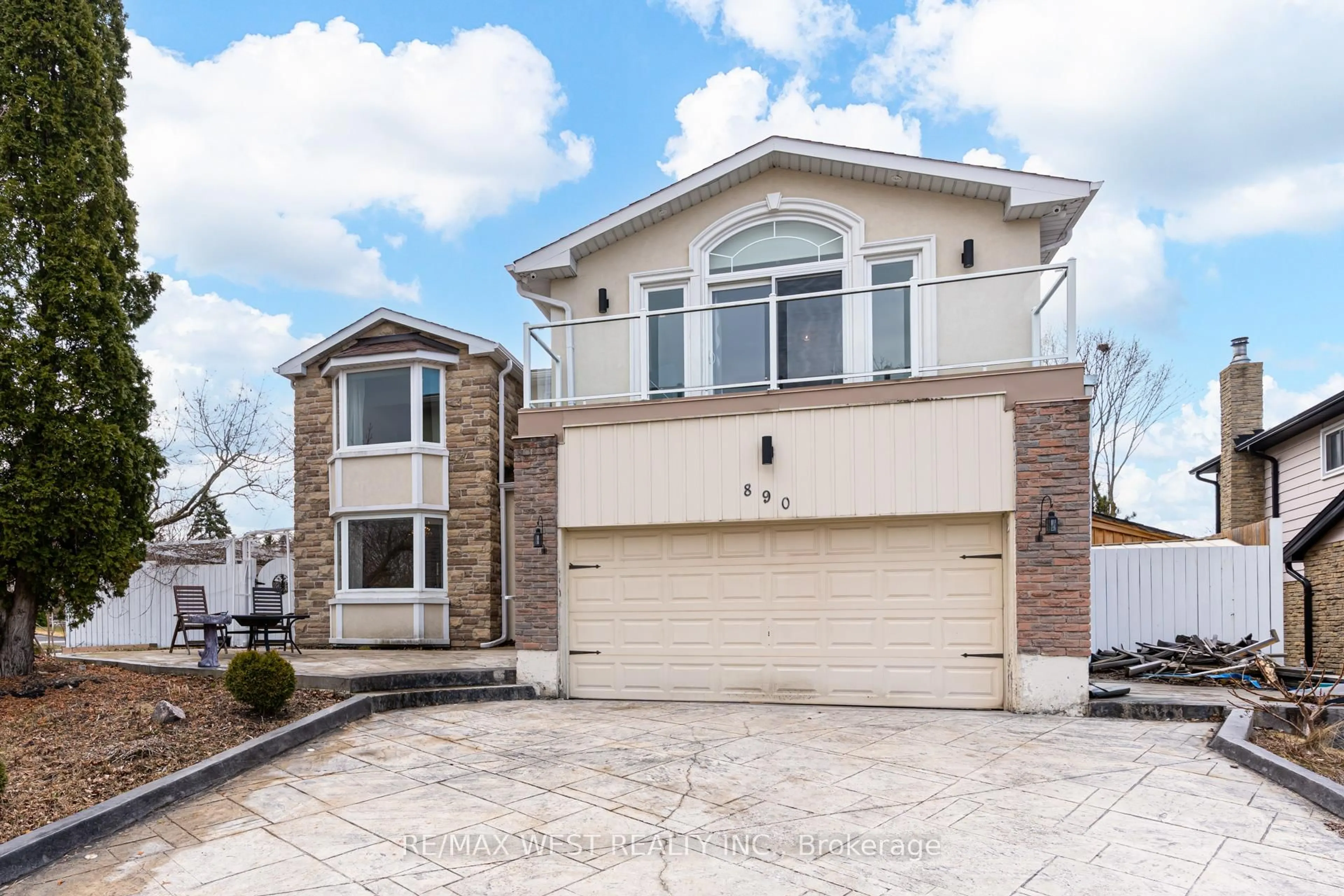 Home with brick exterior material, street for 890 Wayne Dr, Newmarket Ontario L3Y 5T7