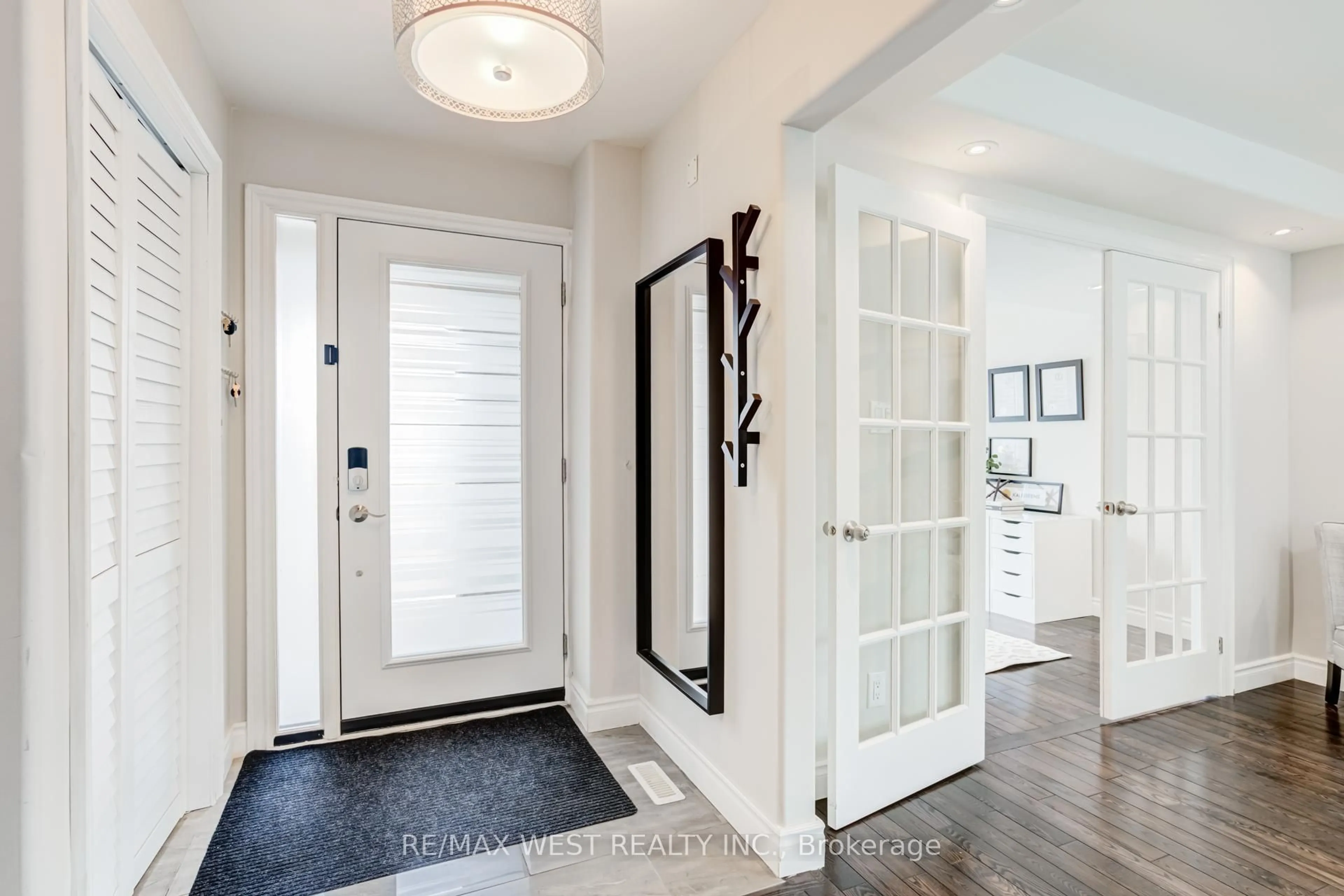 Indoor entryway for 890 Wayne Dr, Newmarket Ontario L3Y 5T7