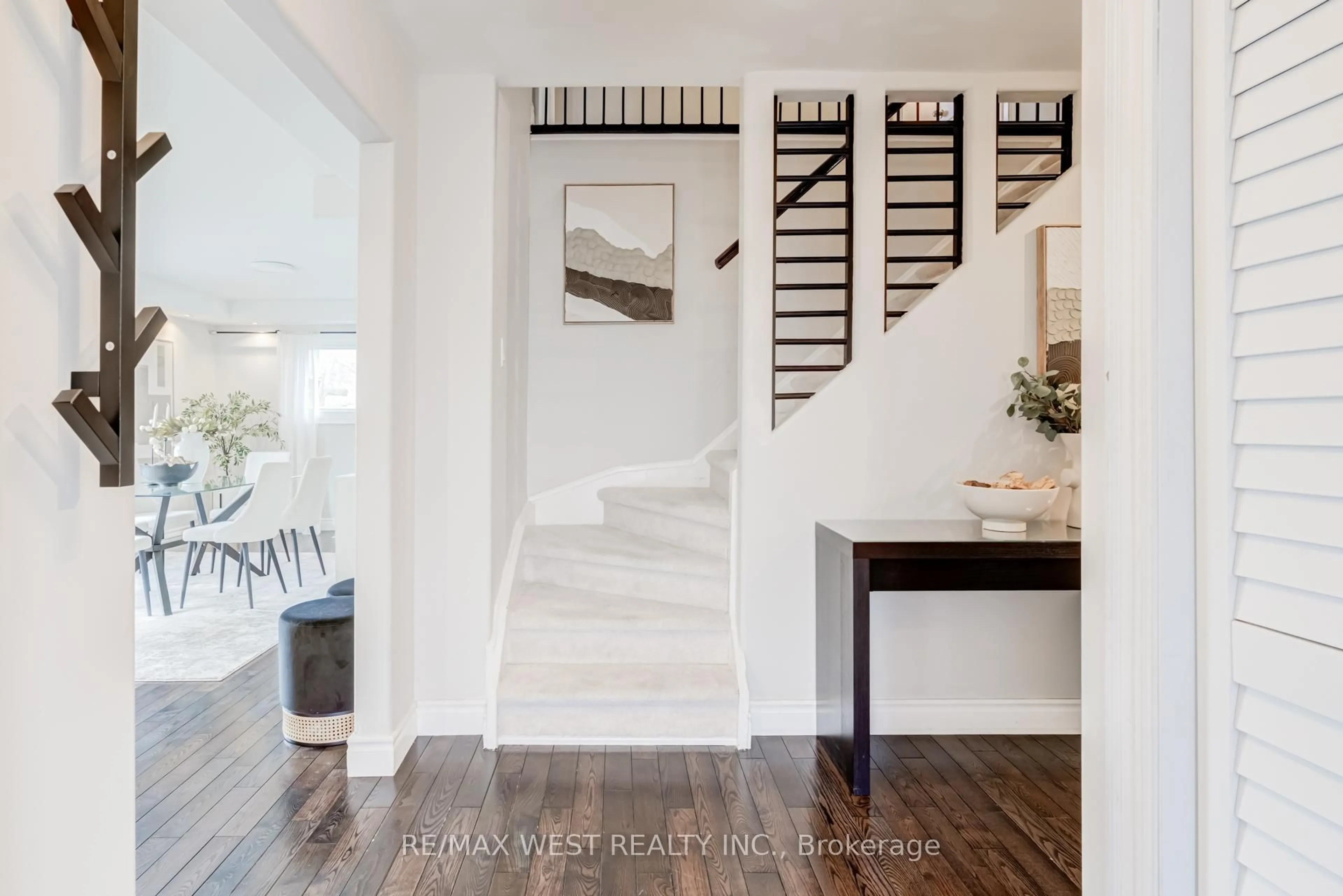 Indoor entryway for 890 Wayne Dr, Newmarket Ontario L3Y 5T7