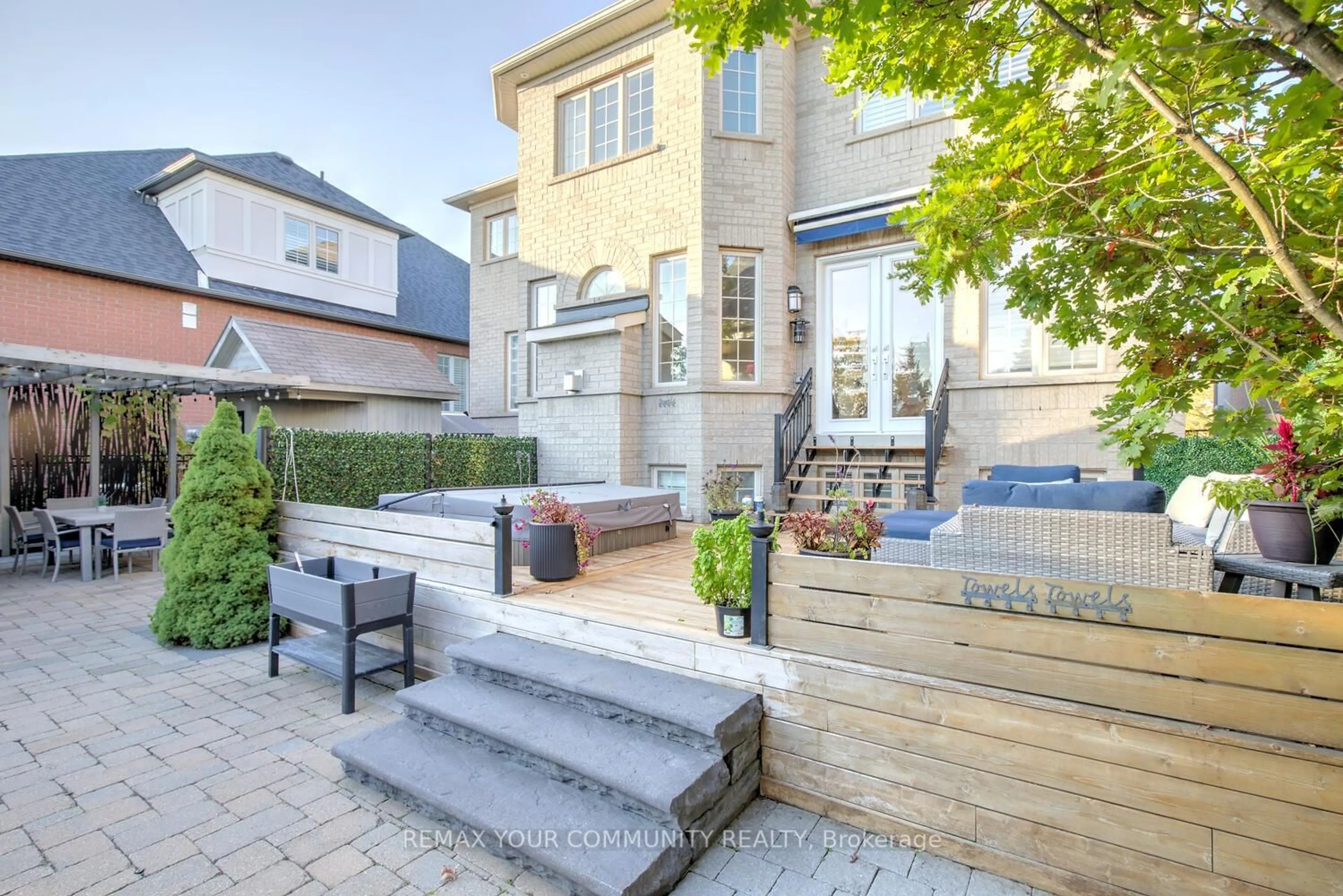 Patio, street for 18 Sunrise Ridge Tr, Whitchurch-Stouffville Ontario L4A 0C9