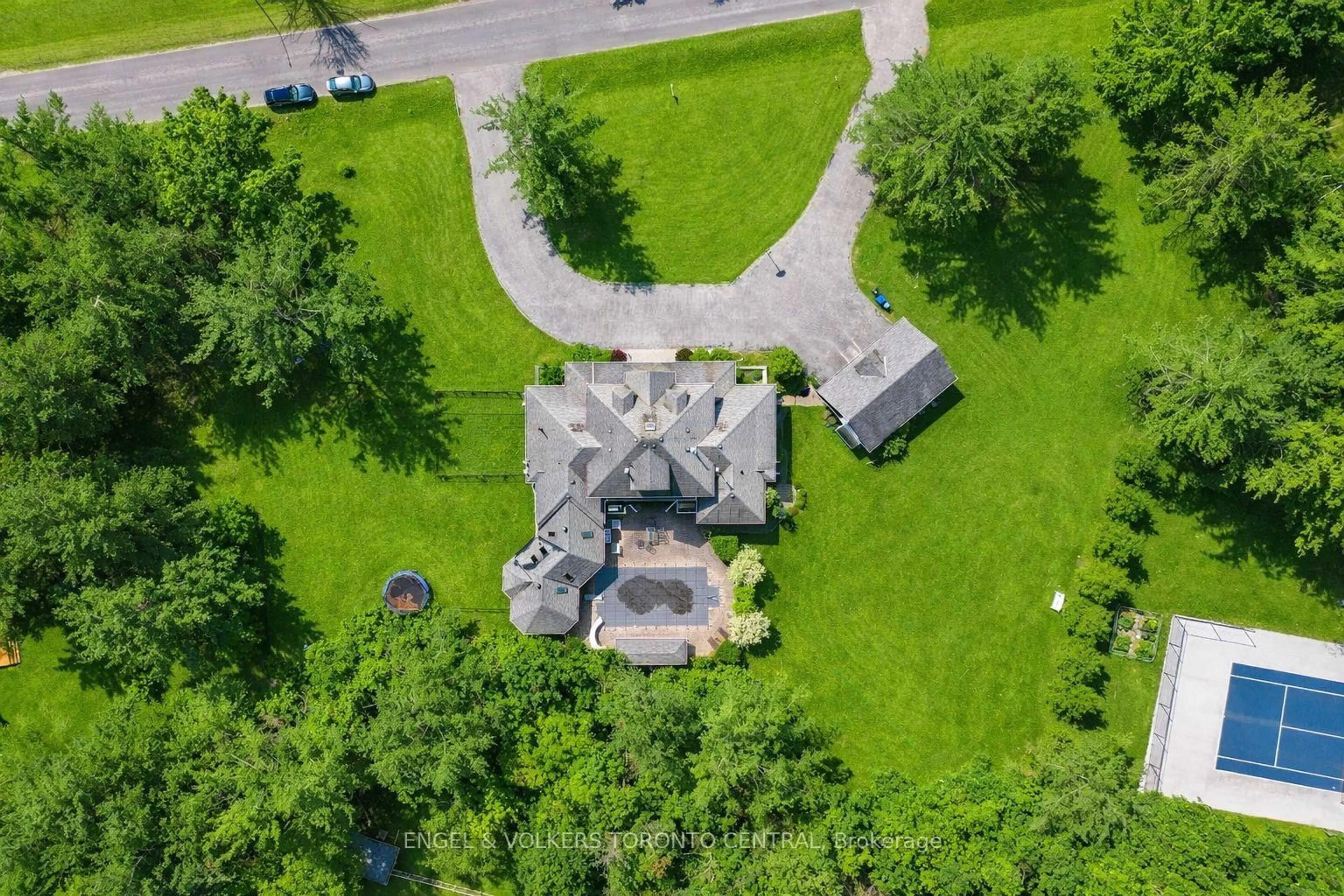 A pic from outside/outdoor area/front of a property/back of a property/a pic from drone, street for 1946 Wilkinson St, Innisfil Ontario L9S 1X3