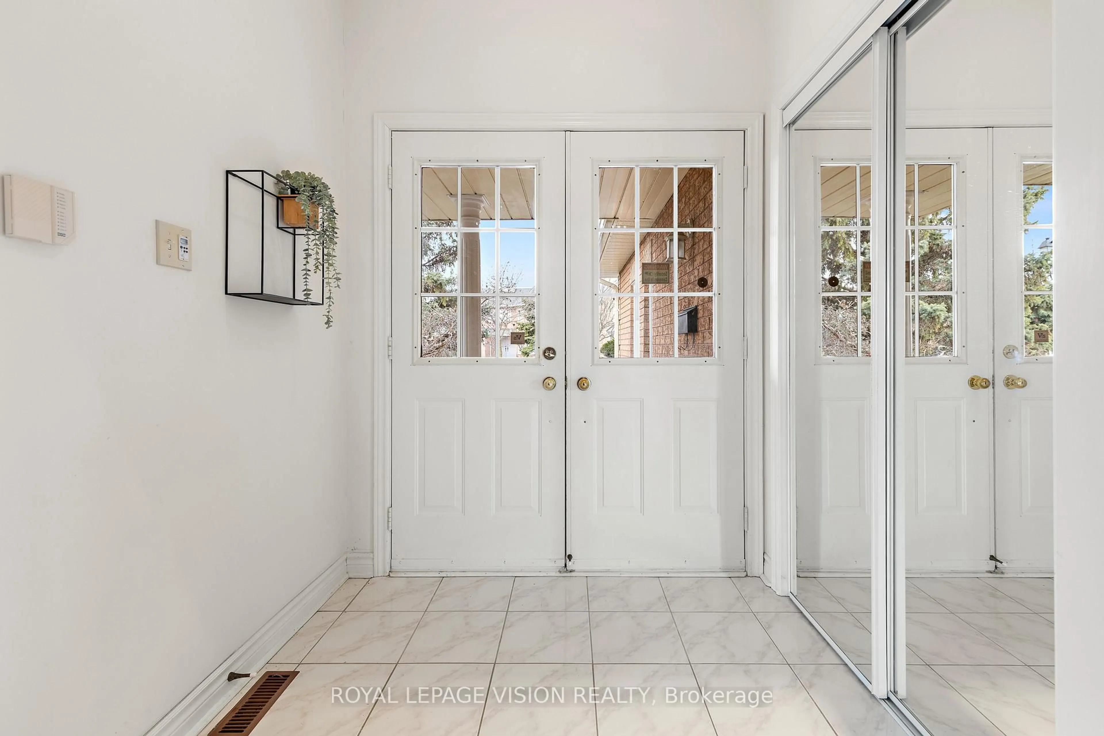 Indoor entryway for 173 Manhattan Dr, Markham Ontario L3P 7S1