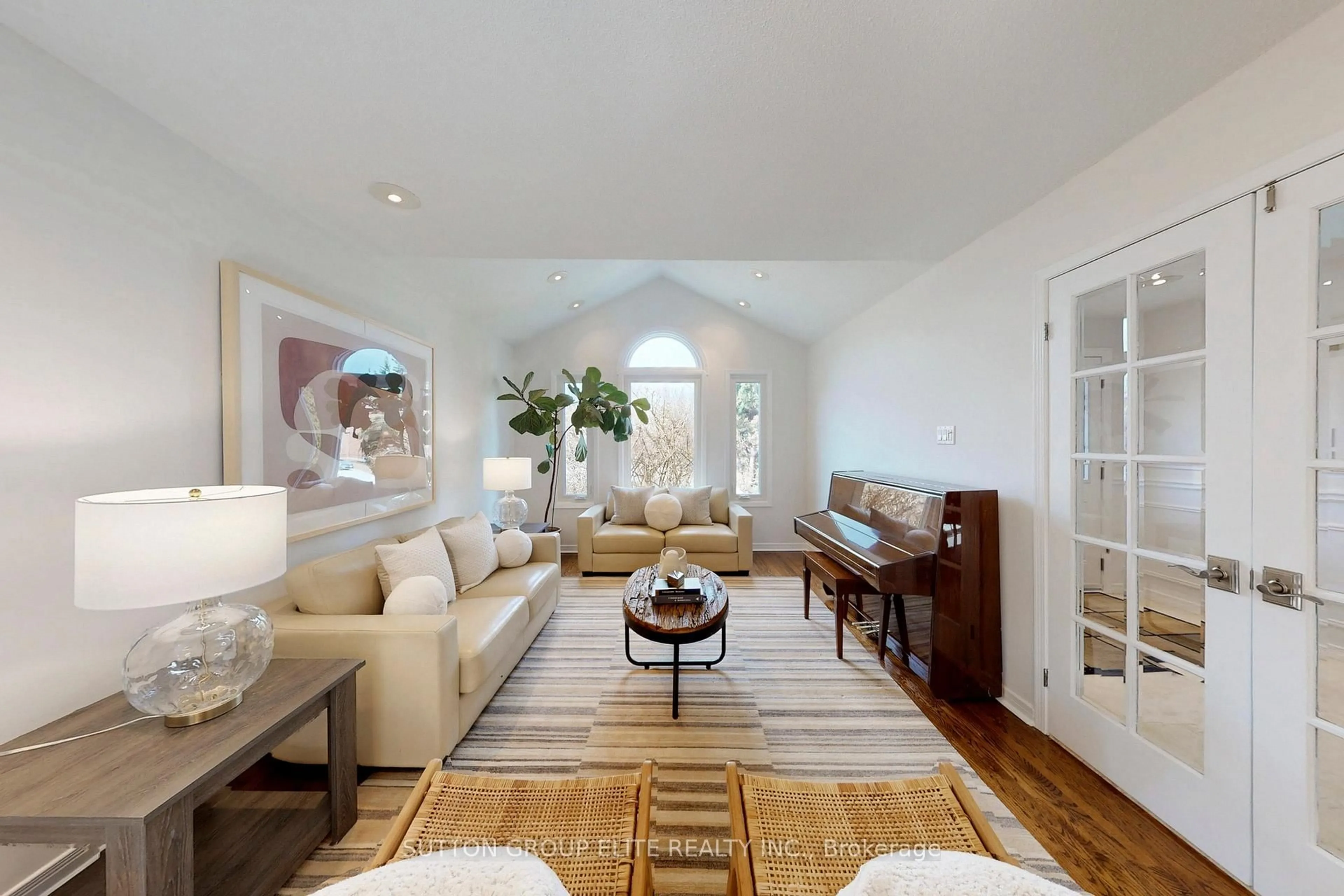 Living room with furniture, unknown for 35 Fanshawe Dr, Richmond Hill Ontario L4B 1P6