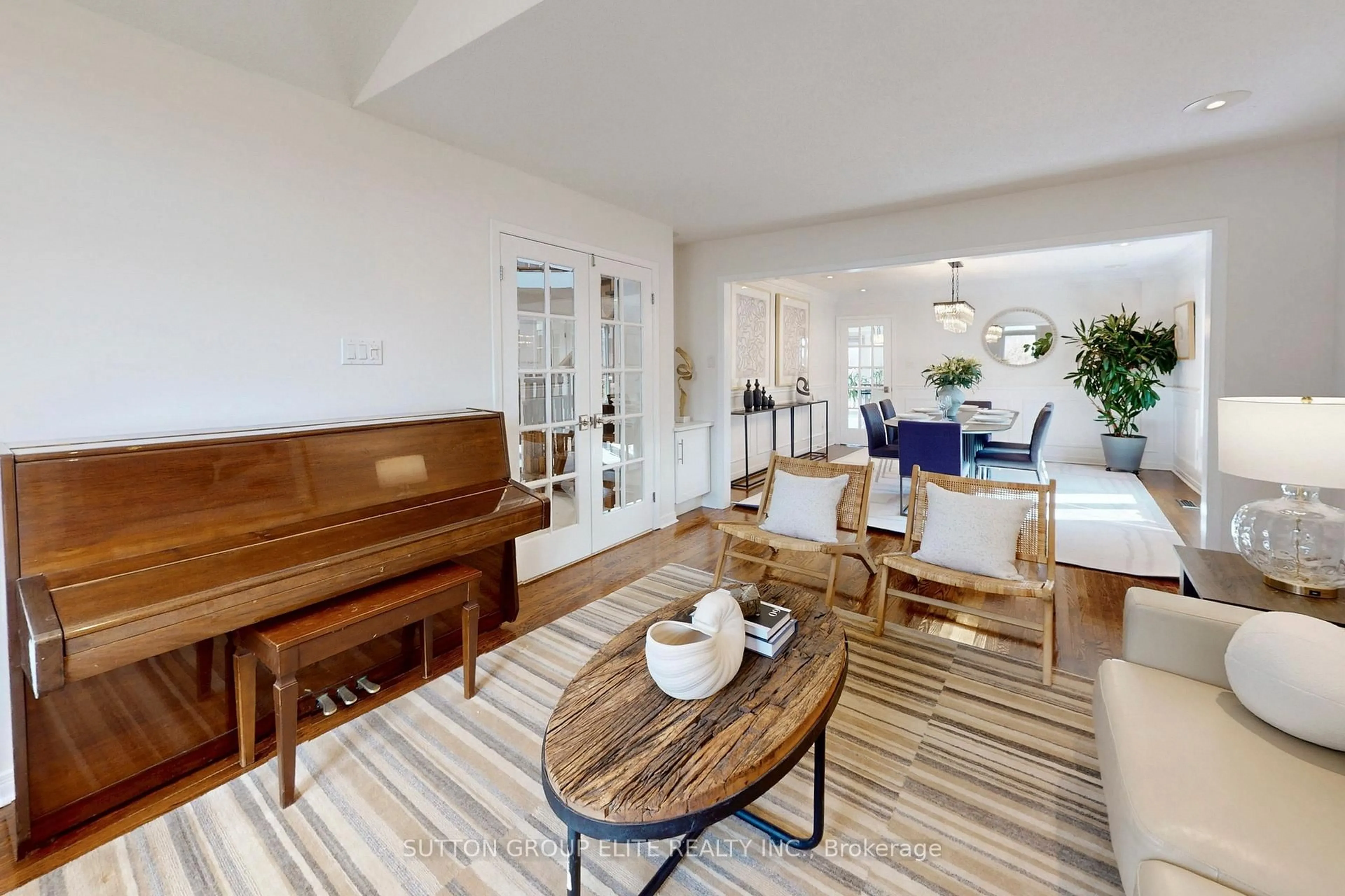 Living room with furniture, wood/laminate floor for 35 Fanshawe Dr, Richmond Hill Ontario L4B 1P6