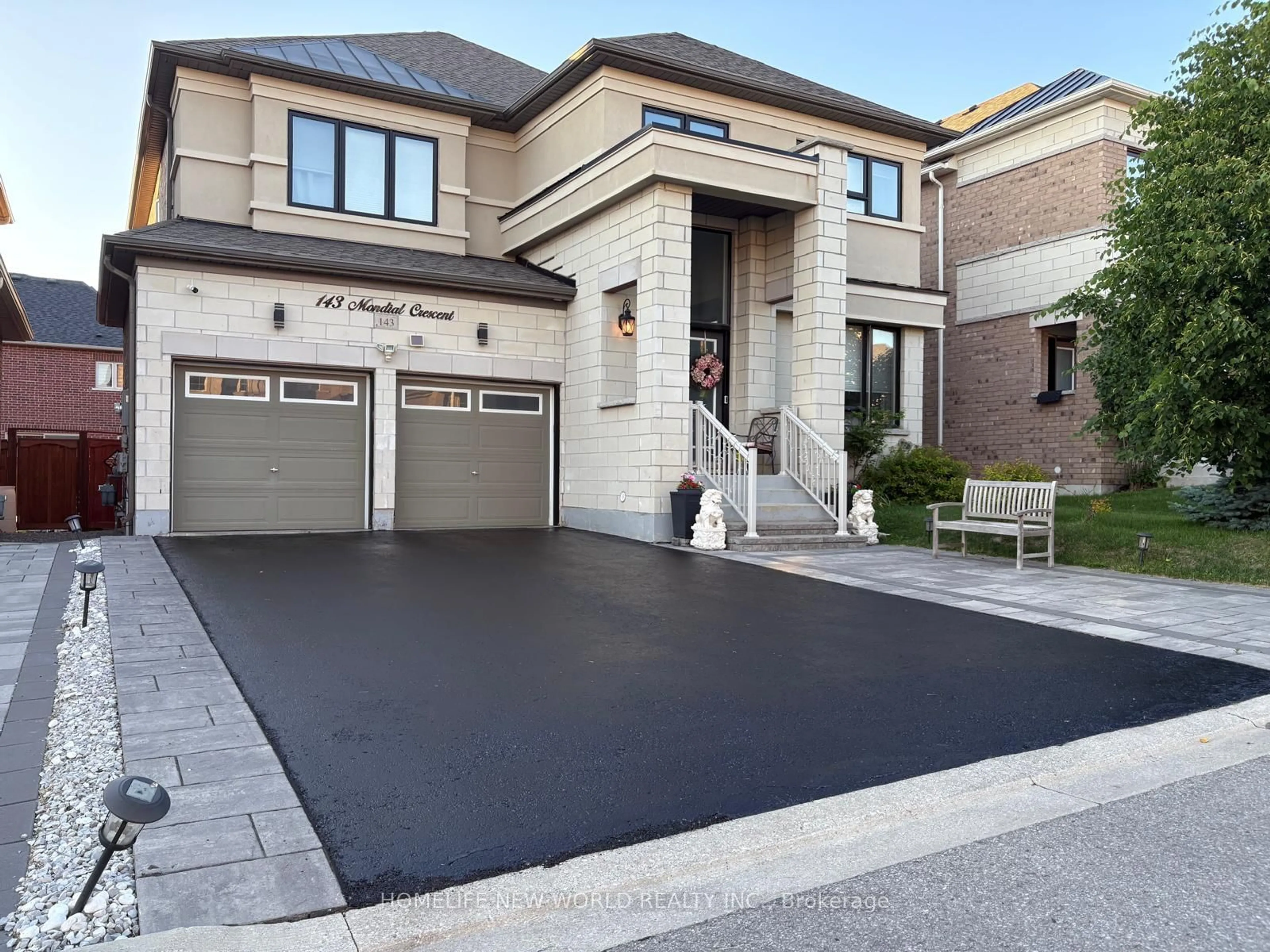 Home with vinyl exterior material, street for 143 Mondial Cres, East Gwillimbury Ontario L9N 0S1
