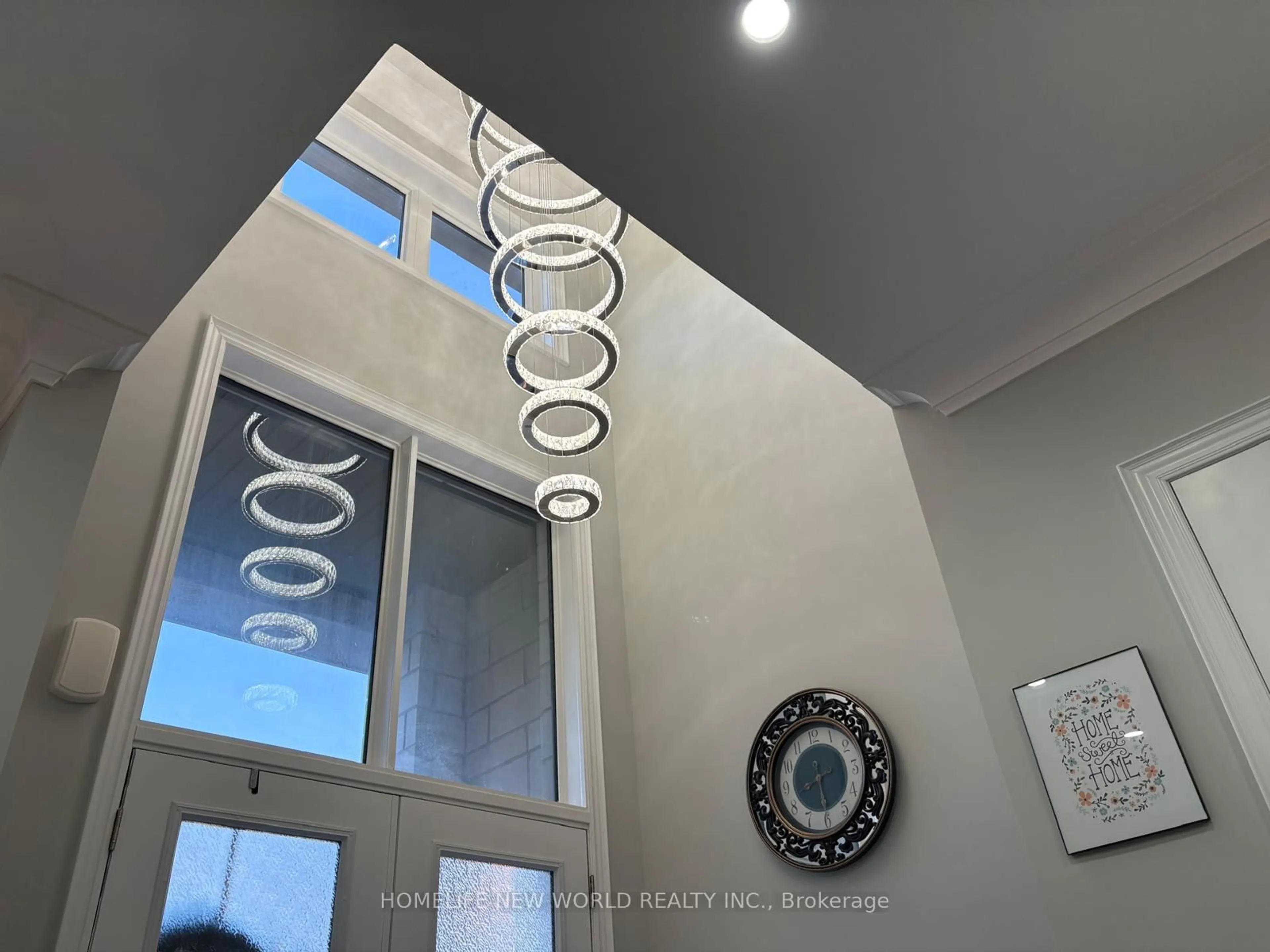 Indoor foyer for 143 Mondial Cres, East Gwillimbury Ontario L9N 0S1