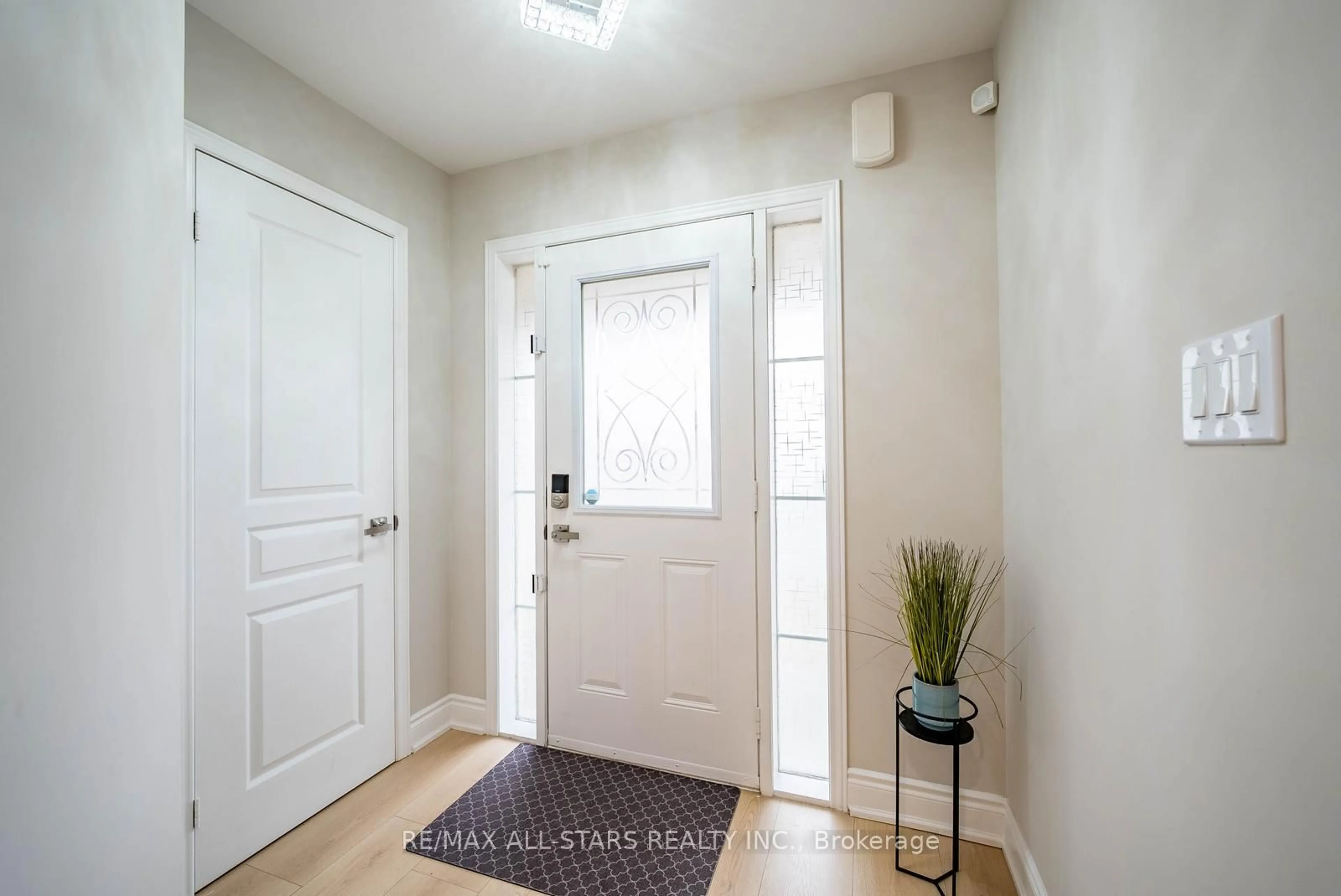 Indoor entryway for 55 Win Timbers Cres, Whitchurch-Stouffville Ontario L4A 0Y9