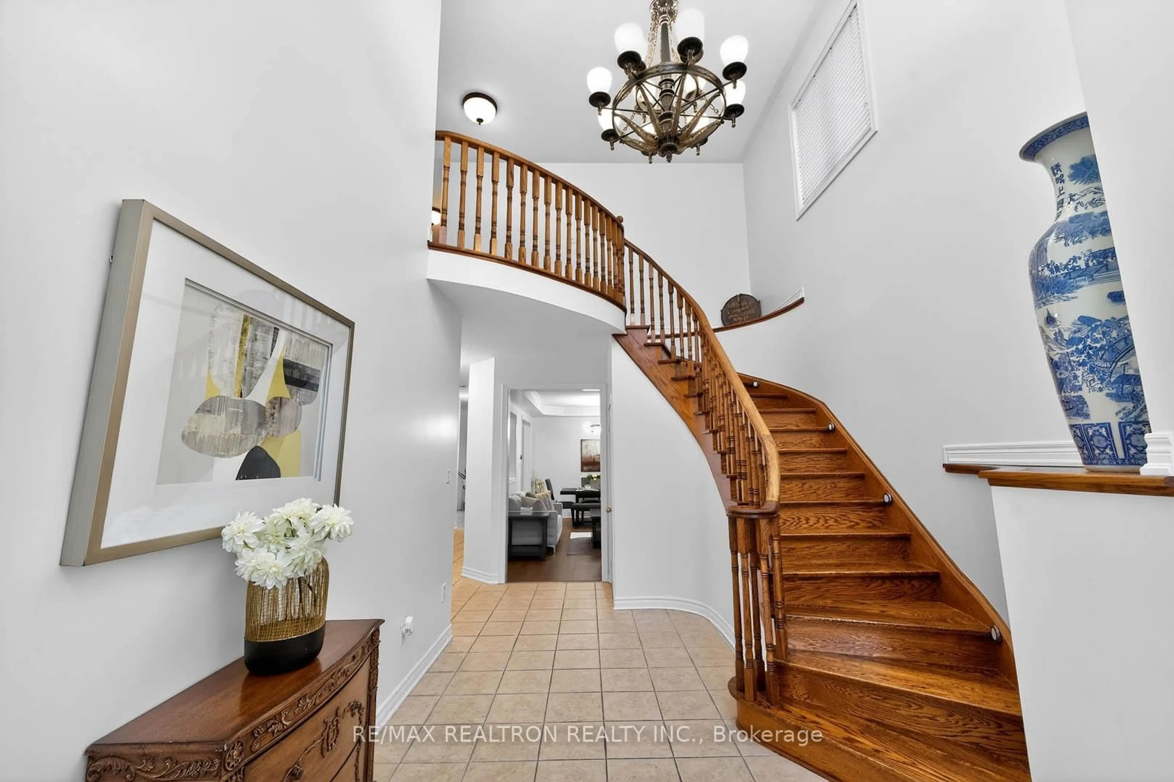 Indoor foyer for 71 Timber Valley Ave, Richmond Hill Ontario L4E 4Z8