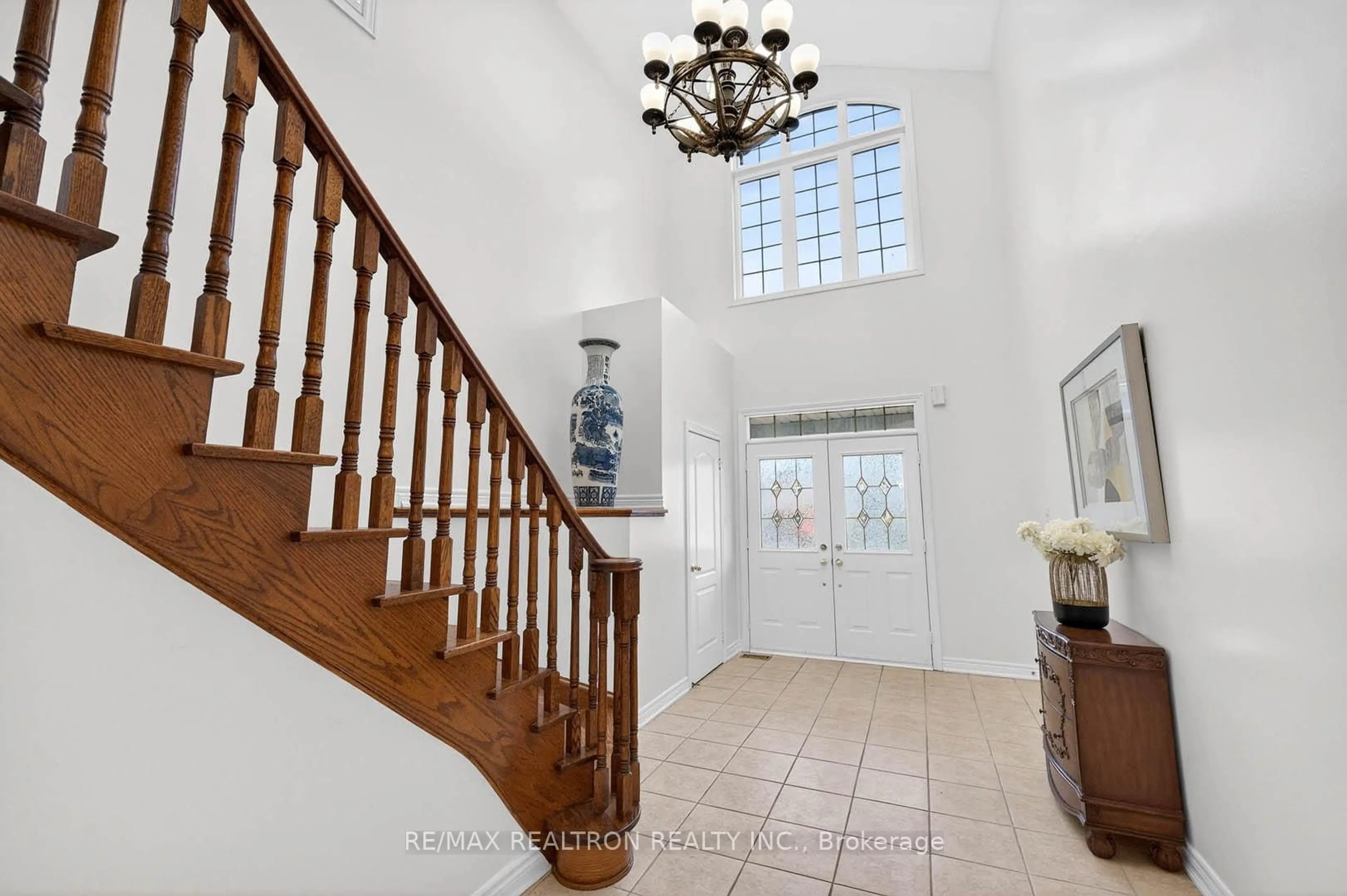 Indoor foyer for 71 Timber Valley Ave, Richmond Hill Ontario L4E 4Z8