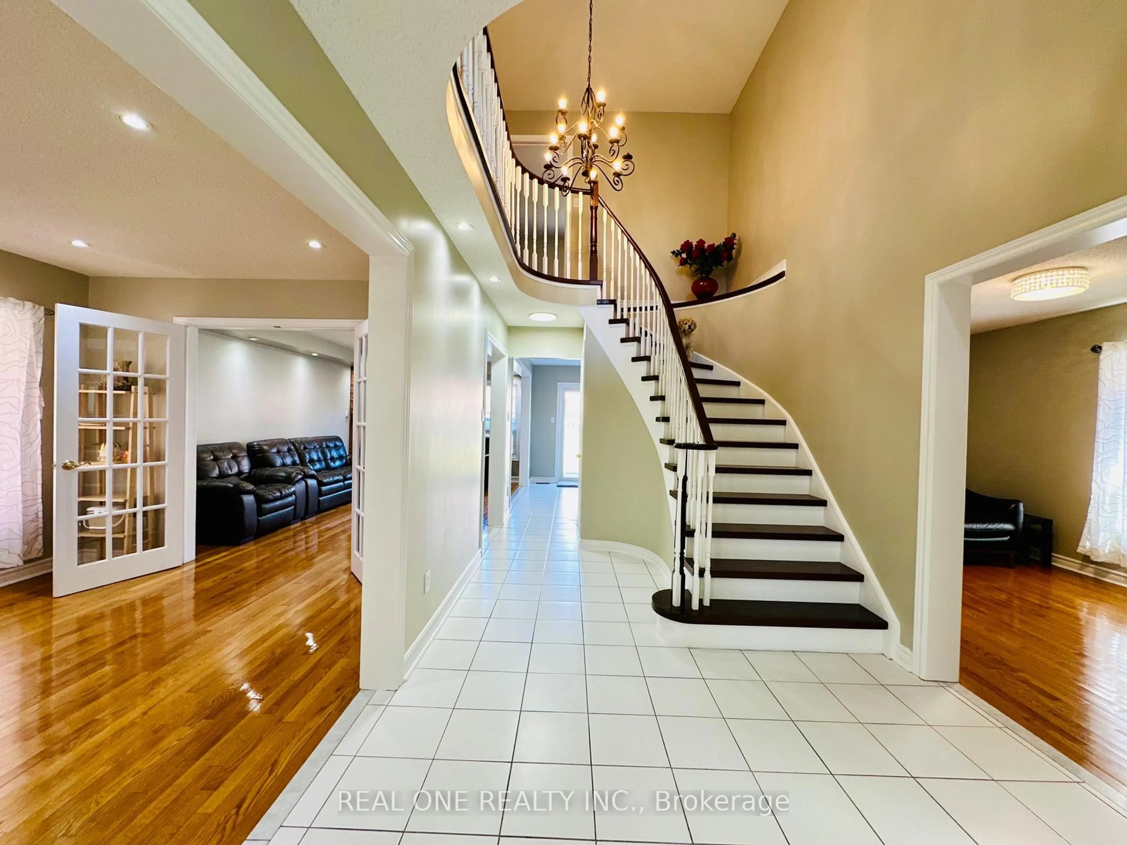 Indoor foyer for 81 Bilbermar Dr, Richmond Hill Ontario L4S 1B9