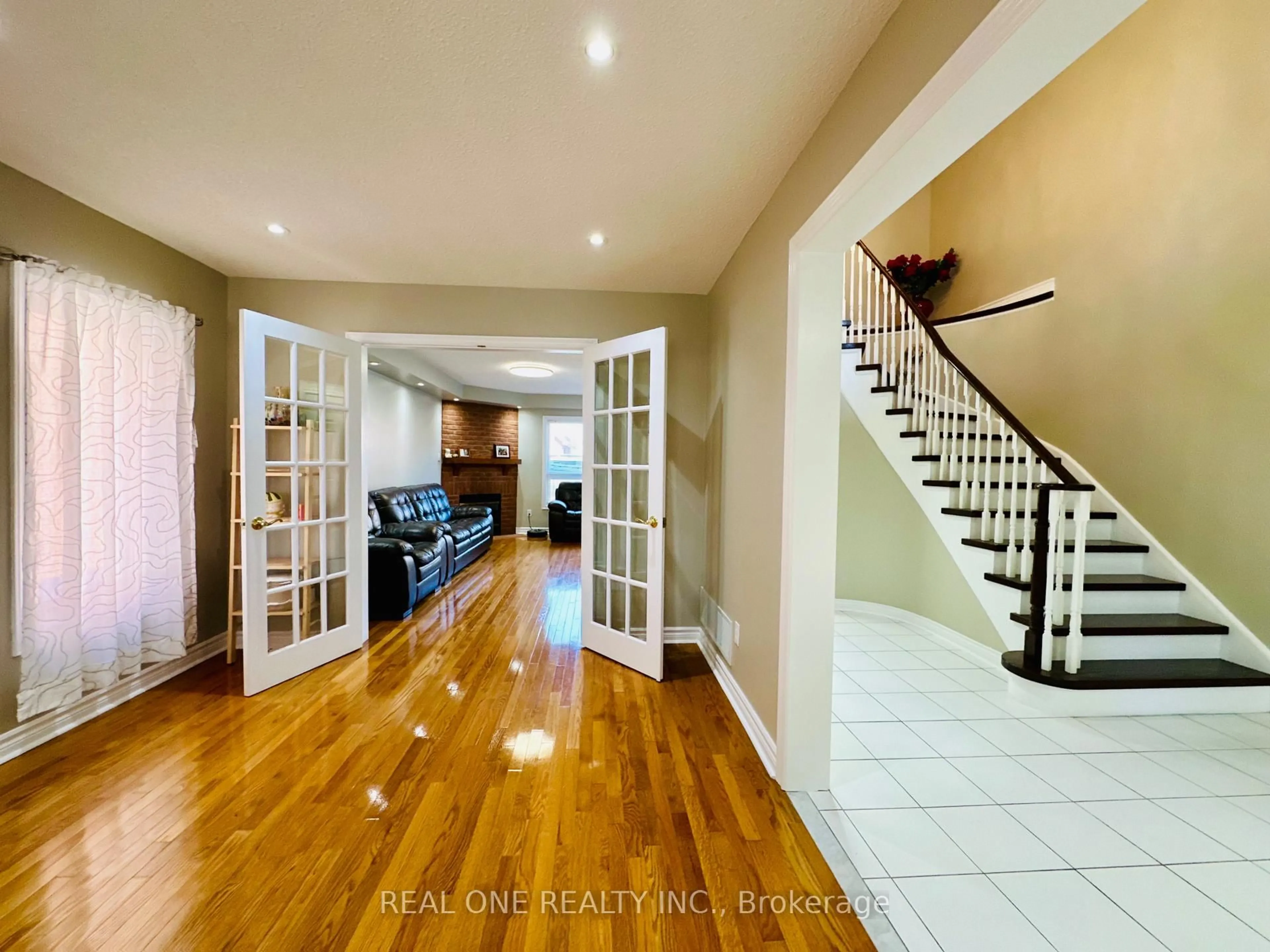 Indoor foyer for 81 Bilbermar Dr, Richmond Hill Ontario L4S 1B9