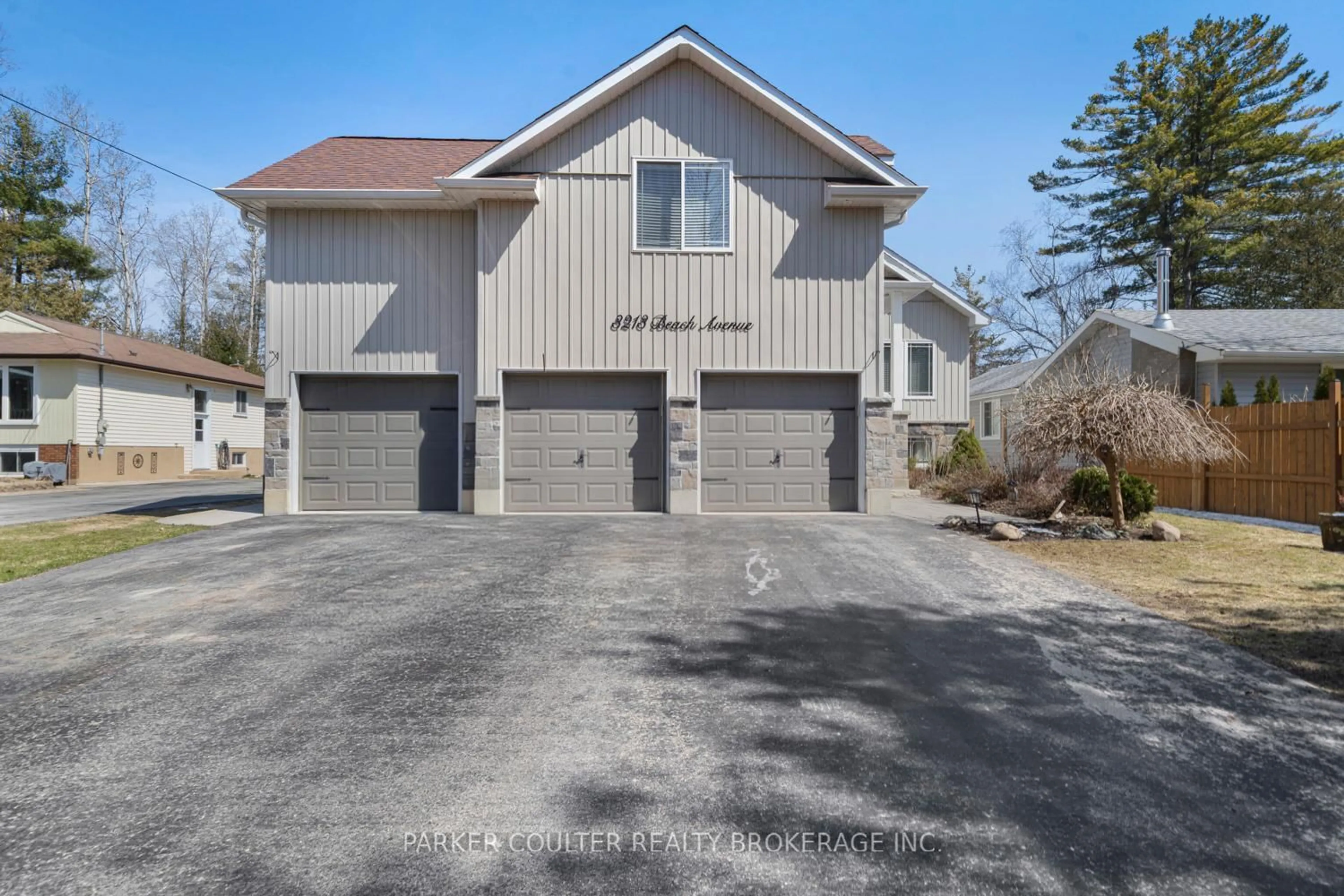 Indoor garage for 3213 Beach Ave, Innisfil Ontario L9S 2K6