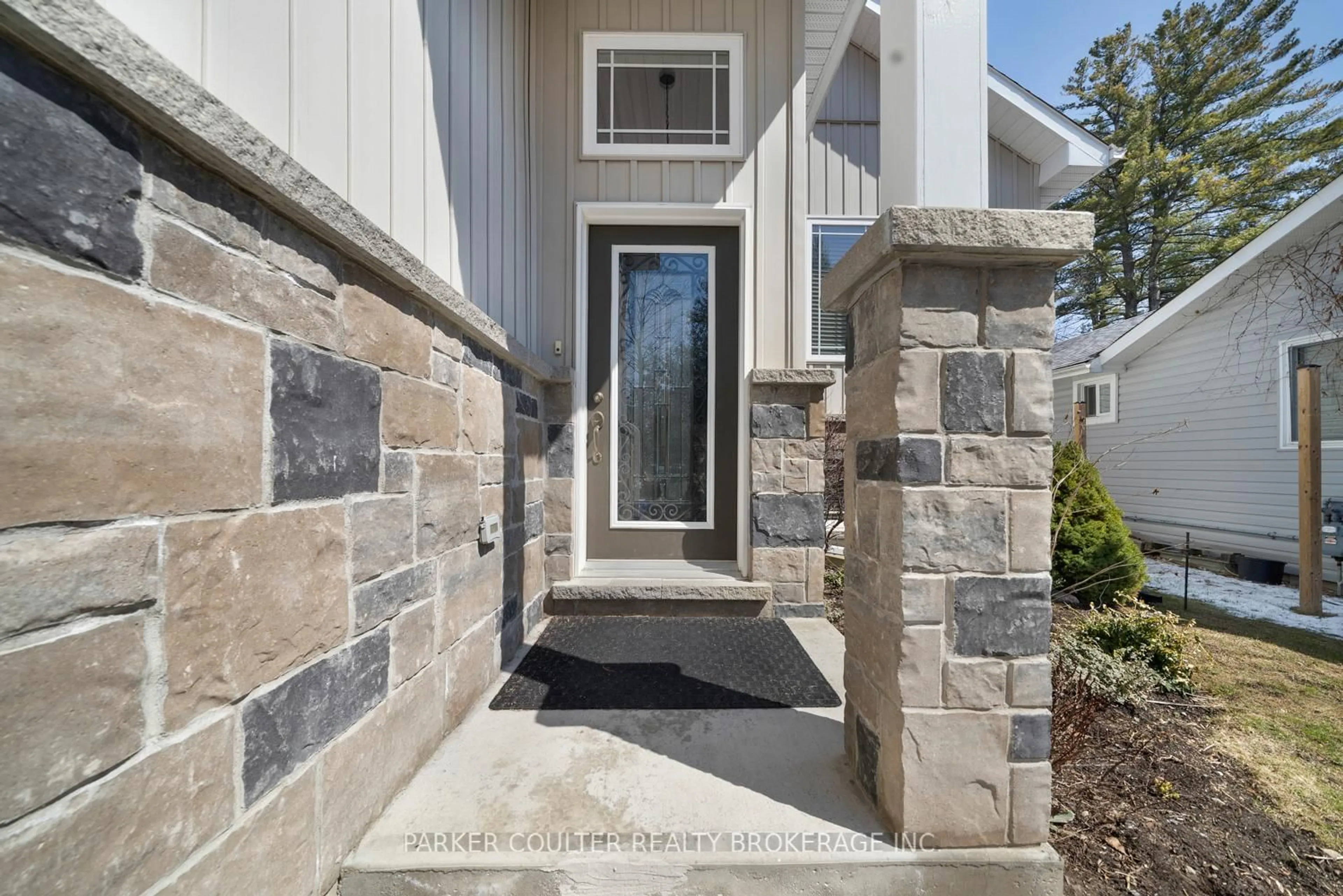 Indoor entryway for 3213 Beach Ave, Innisfil Ontario L9S 2K6