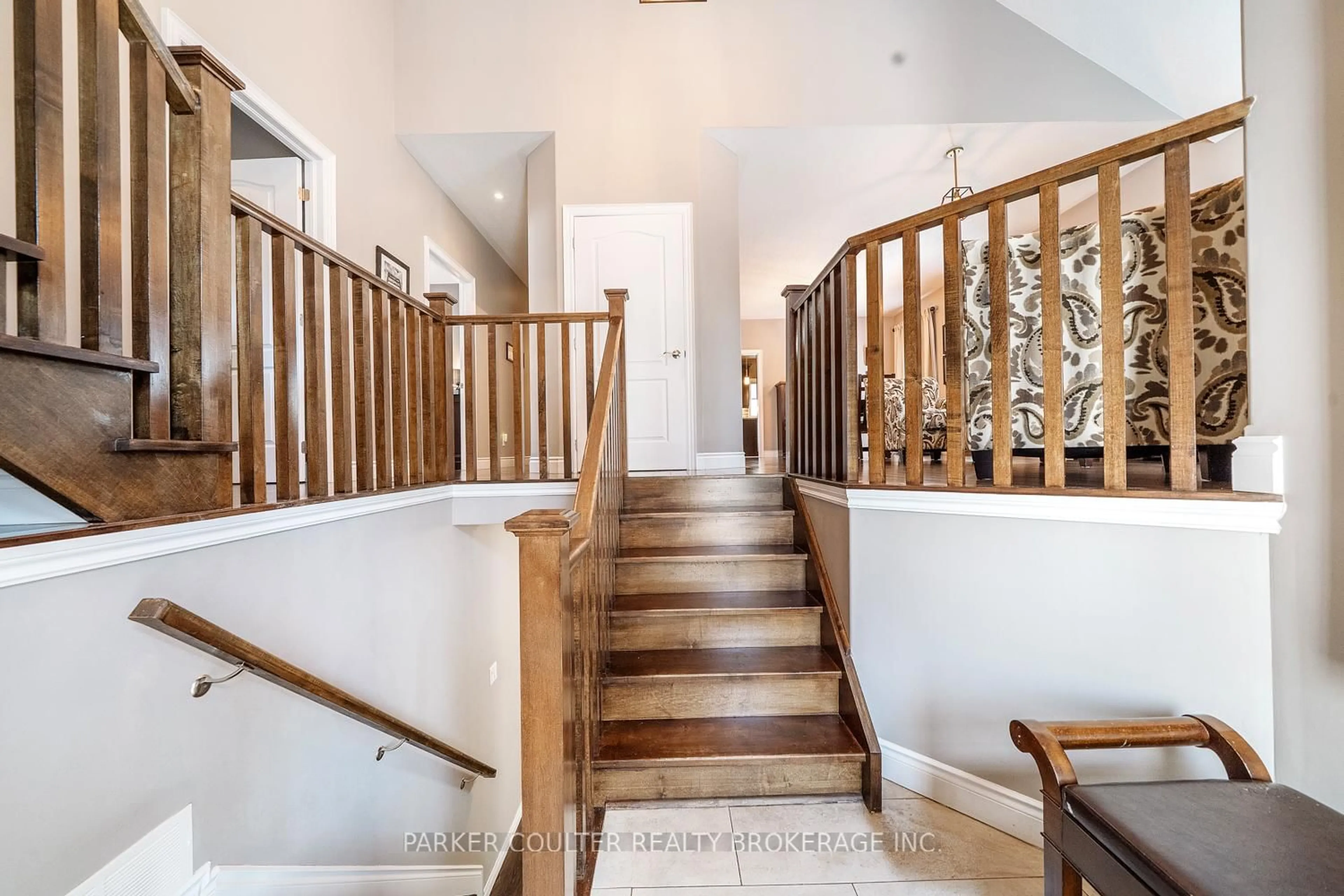 Indoor foyer for 3213 Beach Ave, Innisfil Ontario L9S 2K6