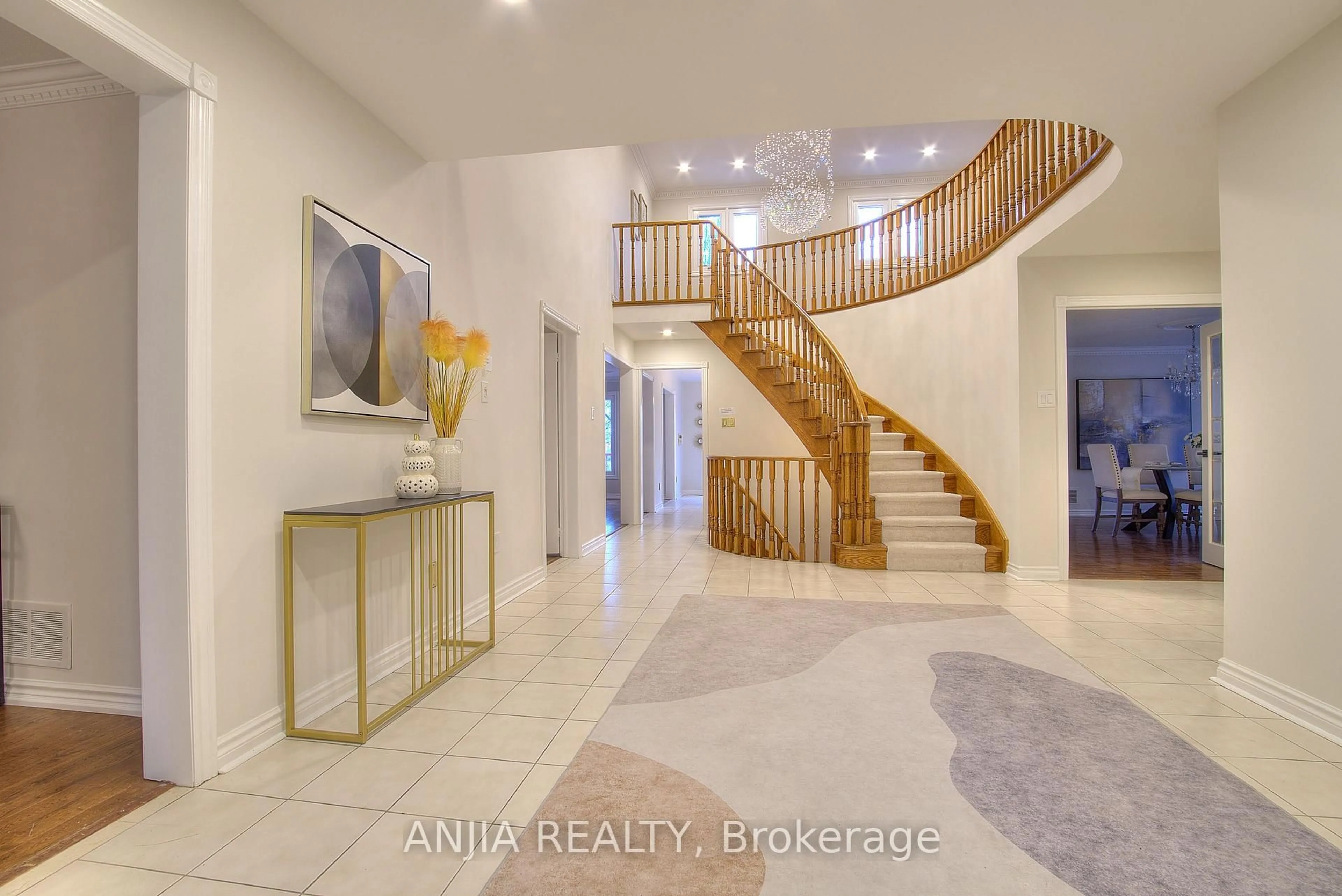 Indoor entryway for 22 Chiltern Hill, Richmond Hill Ontario L4B 3B8