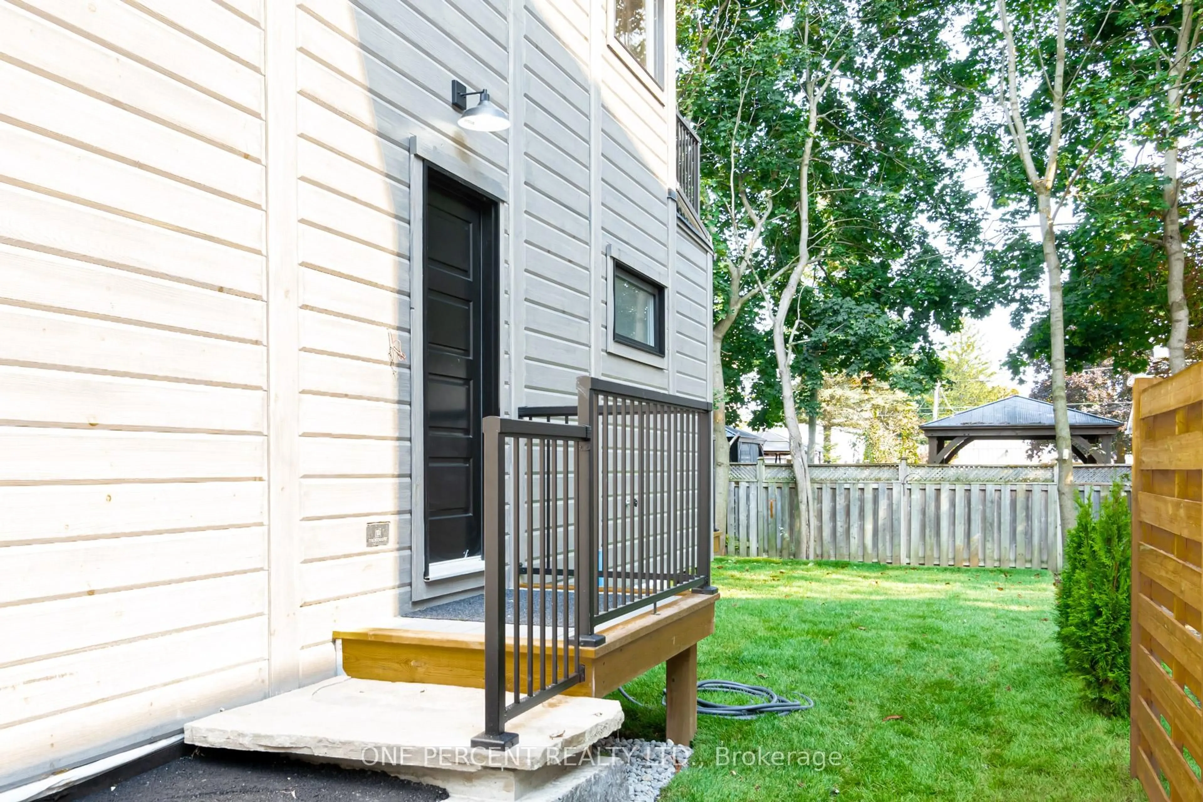 Patio, street for 57 Rosehill Dr, Whitchurch-Stouffville Ontario L4A 2Y3