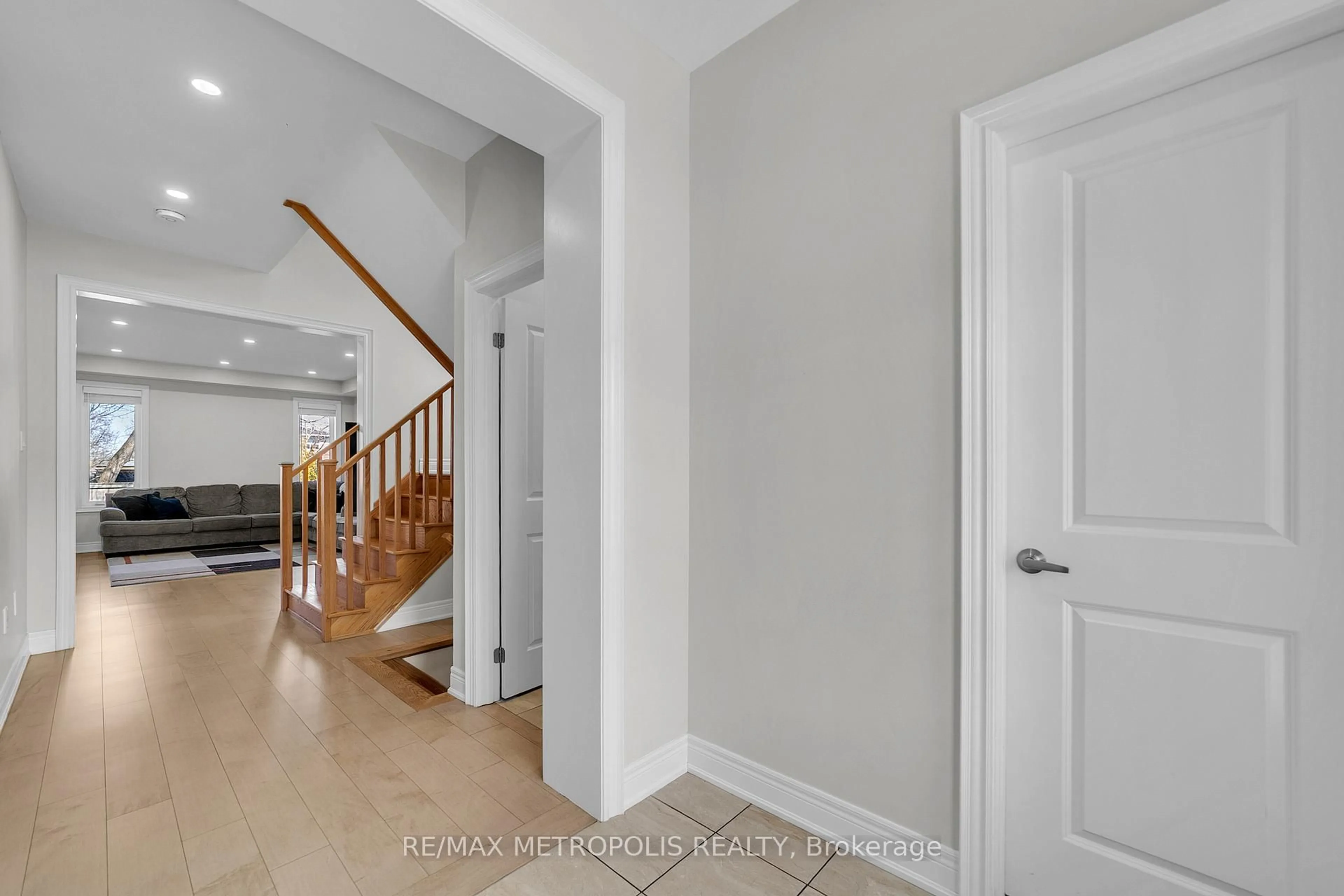 Indoor entryway for 80 Pridham Pl, New Tecumseth Ontario L0G 1W0