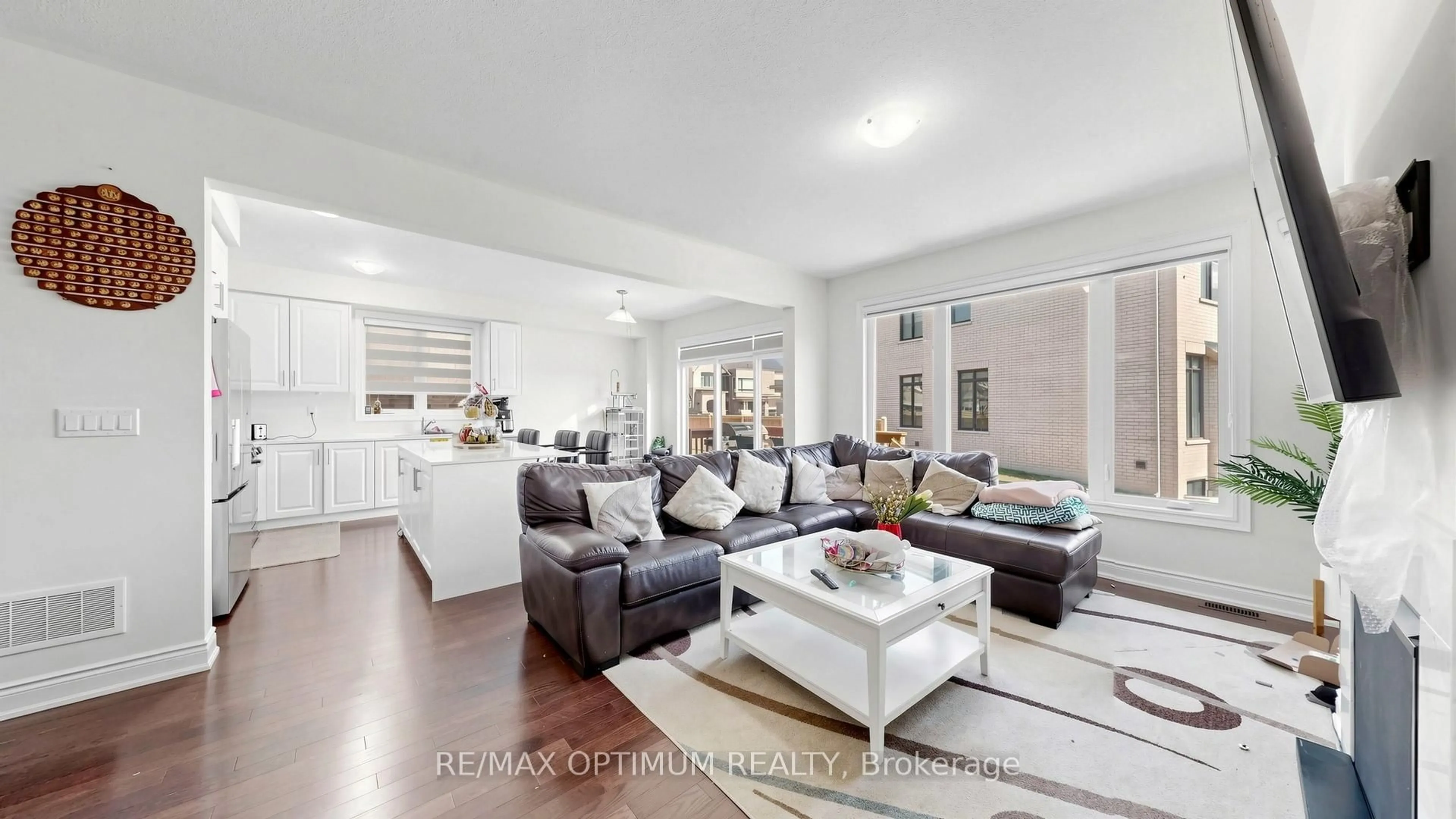 Living room with furniture, unknown for 80 Culbert Rd, Bradford West Gwillimbury Ontario L3Z 4P4