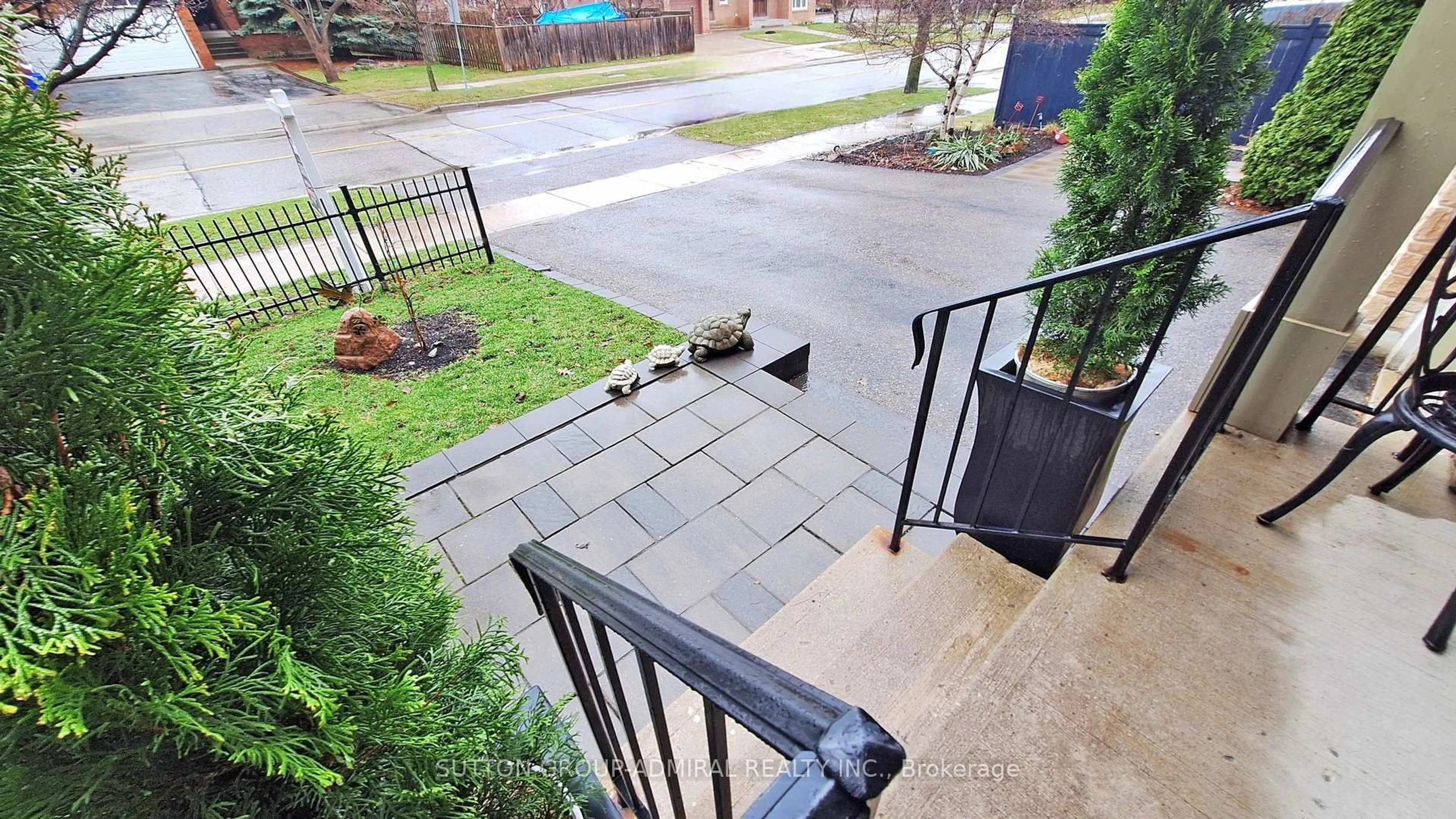 A pic from outside/outdoor area/front of a property/back of a property/a pic from drone, street for 36 Helen St, Vaughan Ontario L4L 3S3