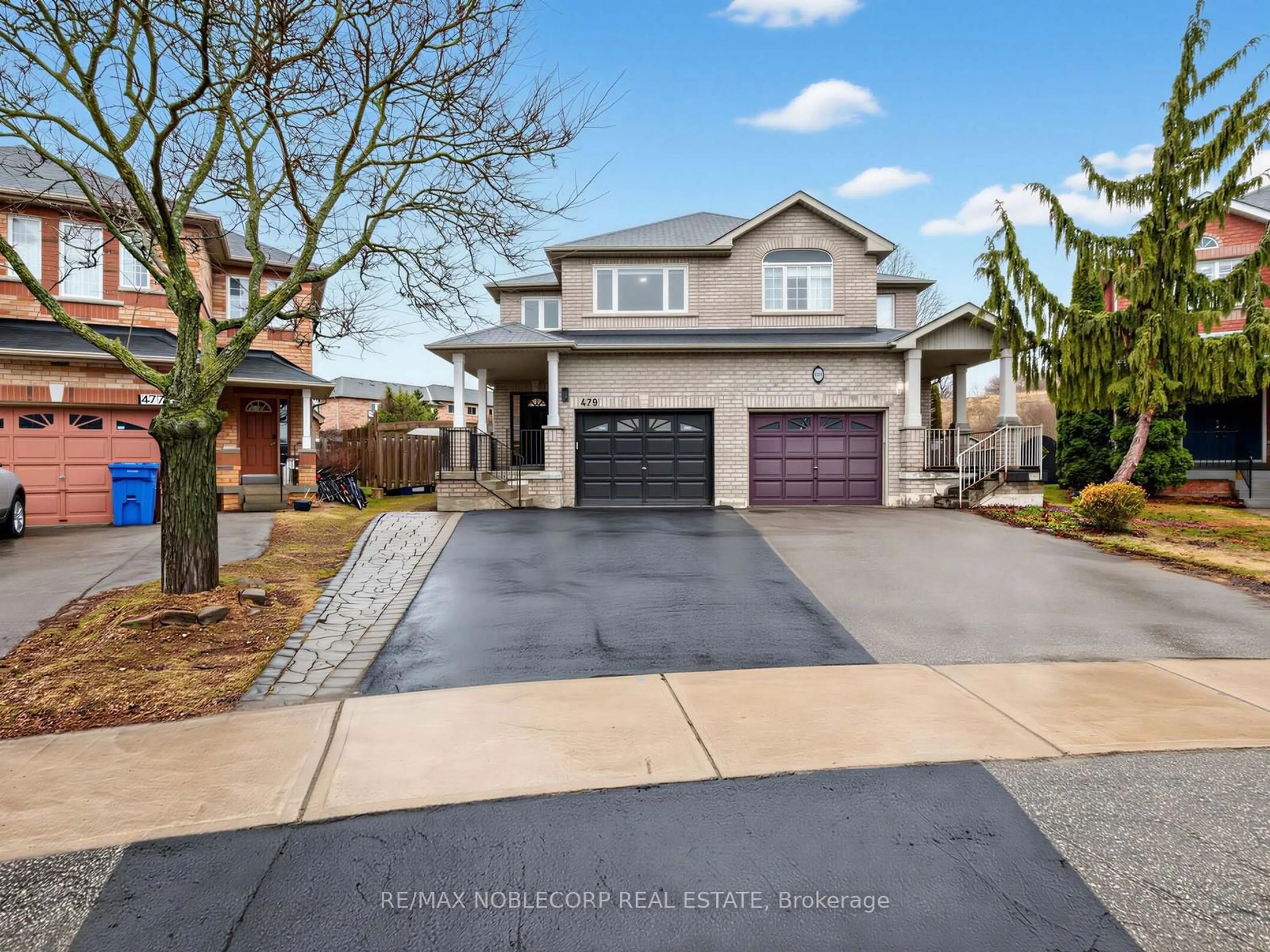 Home with vinyl exterior material, street for 479 Greig Circ, Newmarket Ontario L3Y 8S7