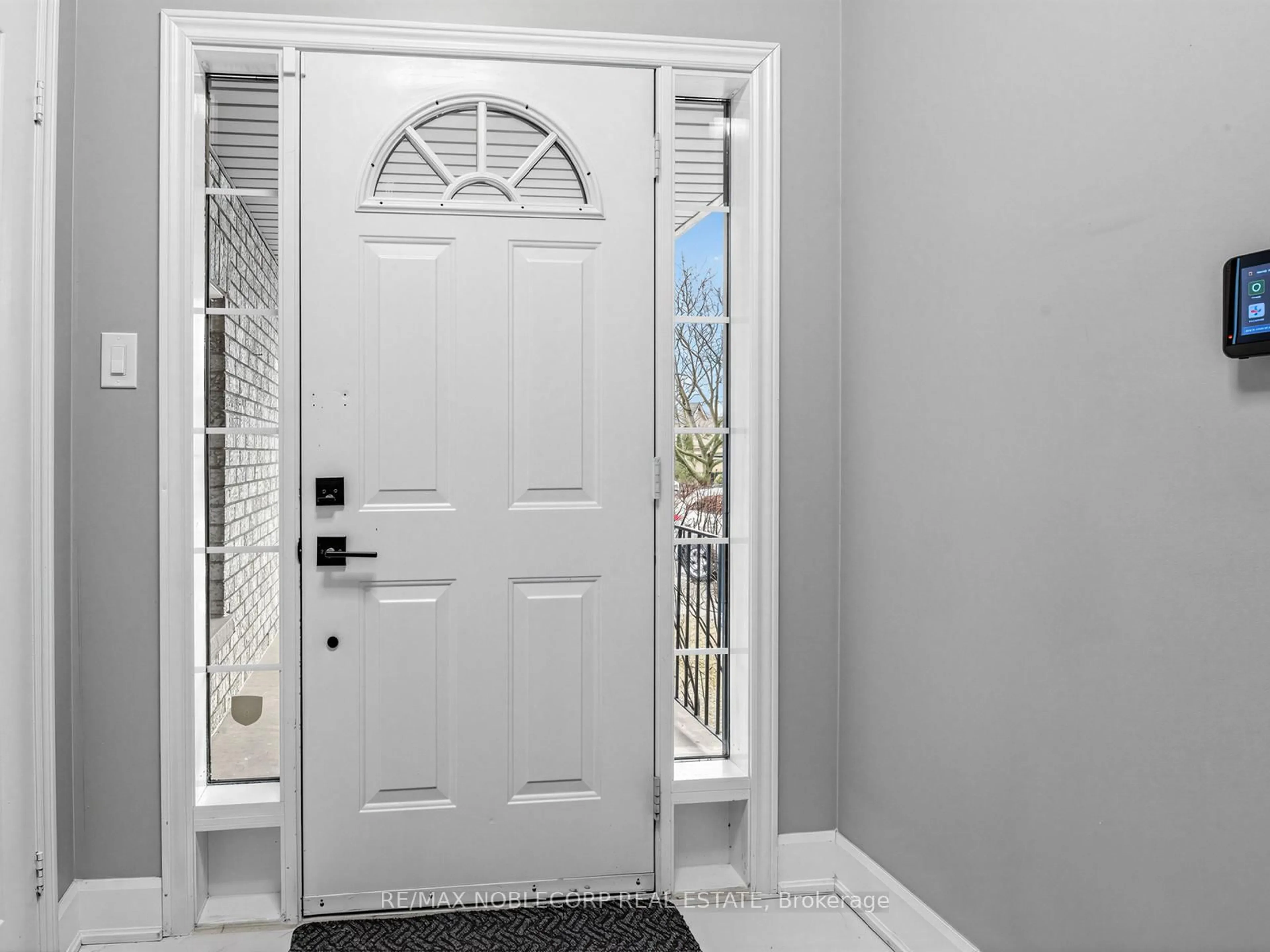 Indoor entryway for 479 Greig Circ, Newmarket Ontario L3Y 8S7
