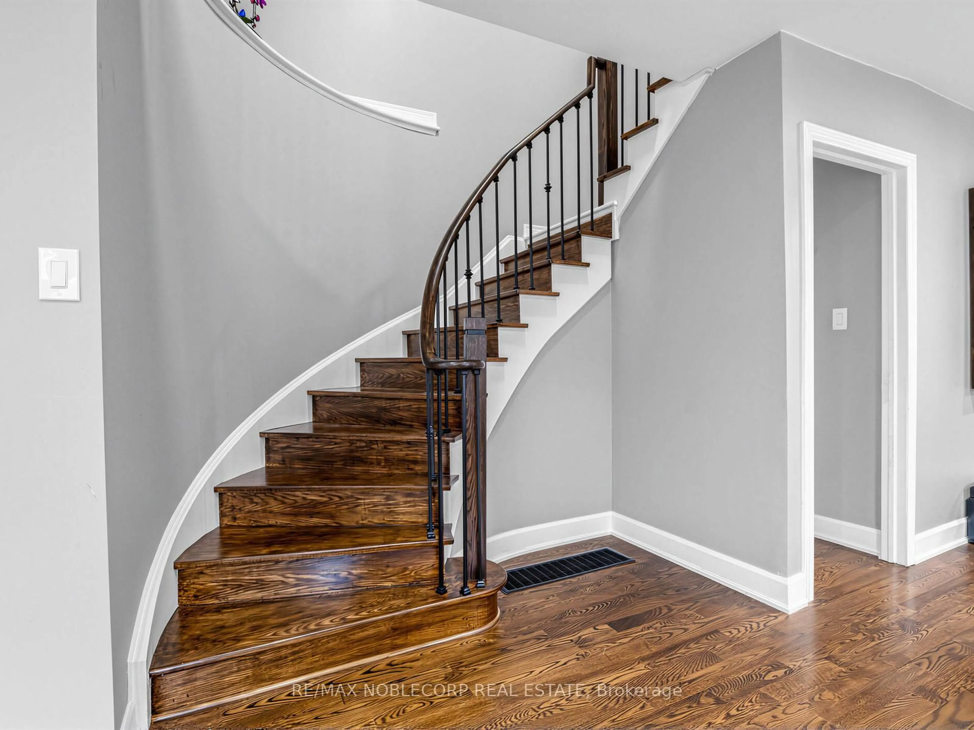 Stairs for 479 Greig Circ, Newmarket Ontario L3Y 8S7