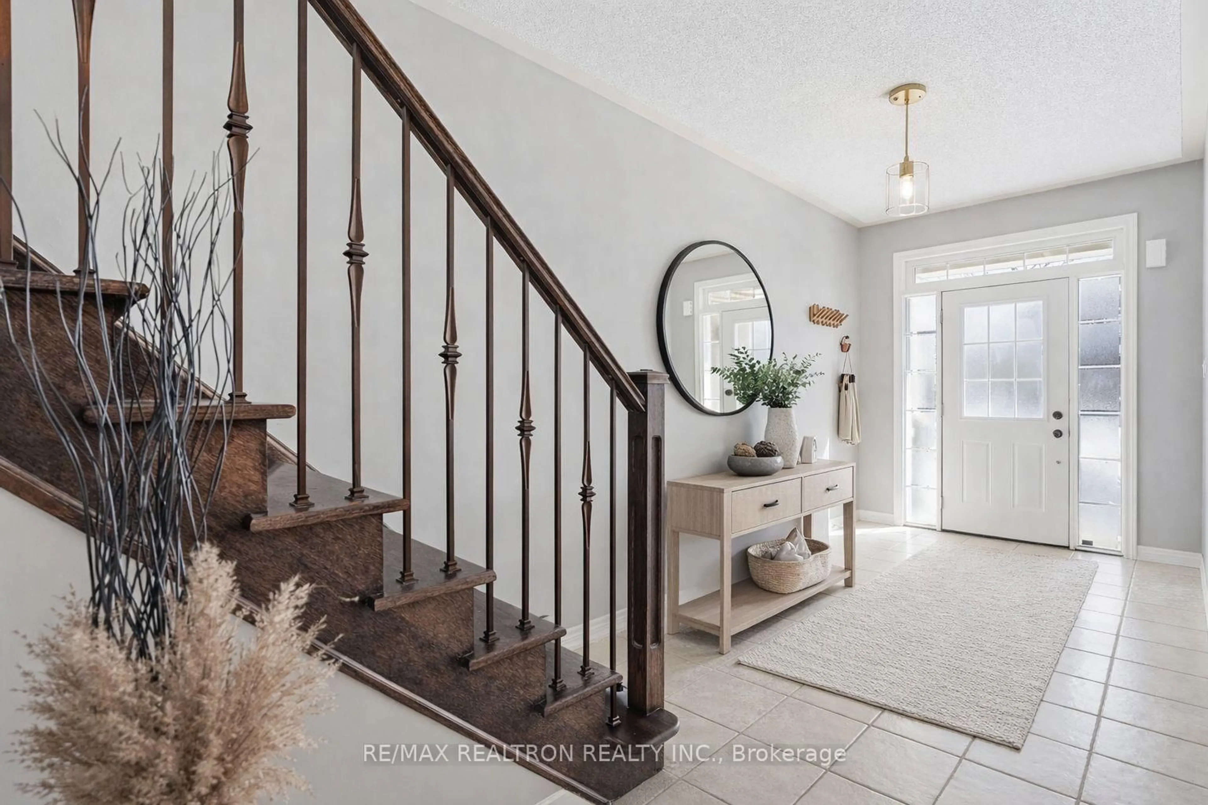 Indoor entryway for 86 Donald Stewart Cres, East Gwillimbury Ontario L0G 1M0