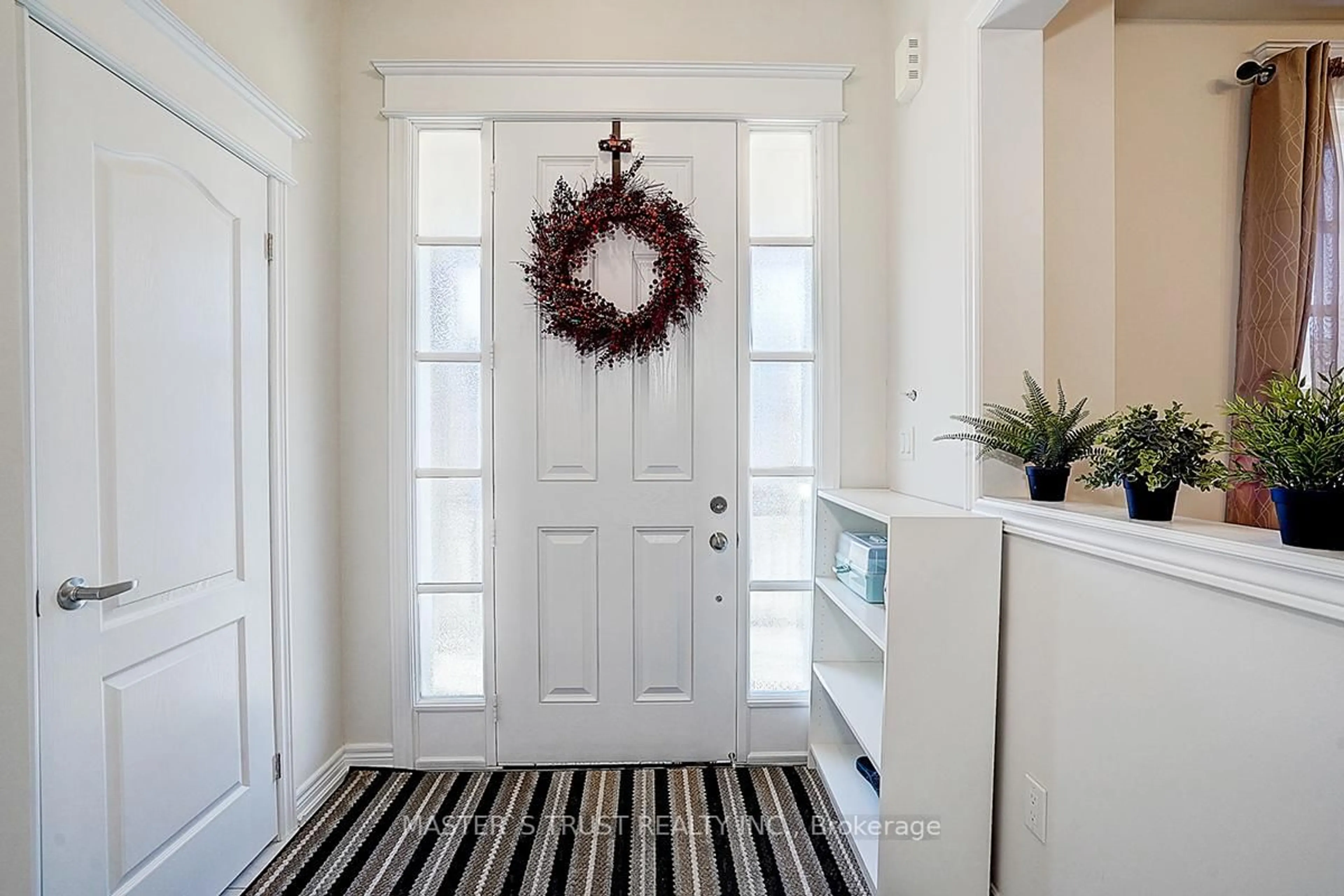 Indoor entryway for 242 Paradelle Dr, Richmond Hill Ontario L4E 1B8