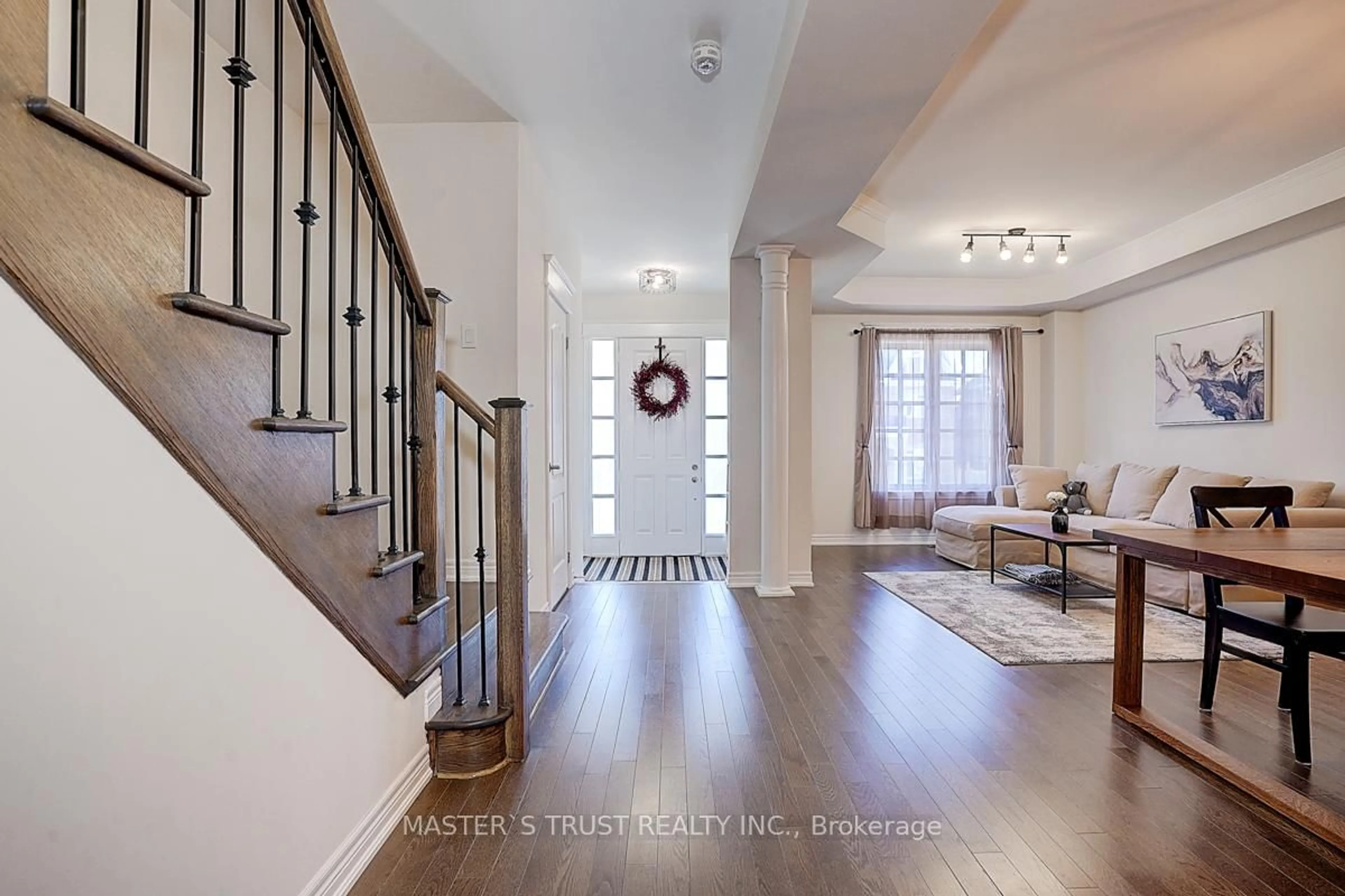 Indoor entryway for 242 Paradelle Dr, Richmond Hill Ontario L4E 1B8