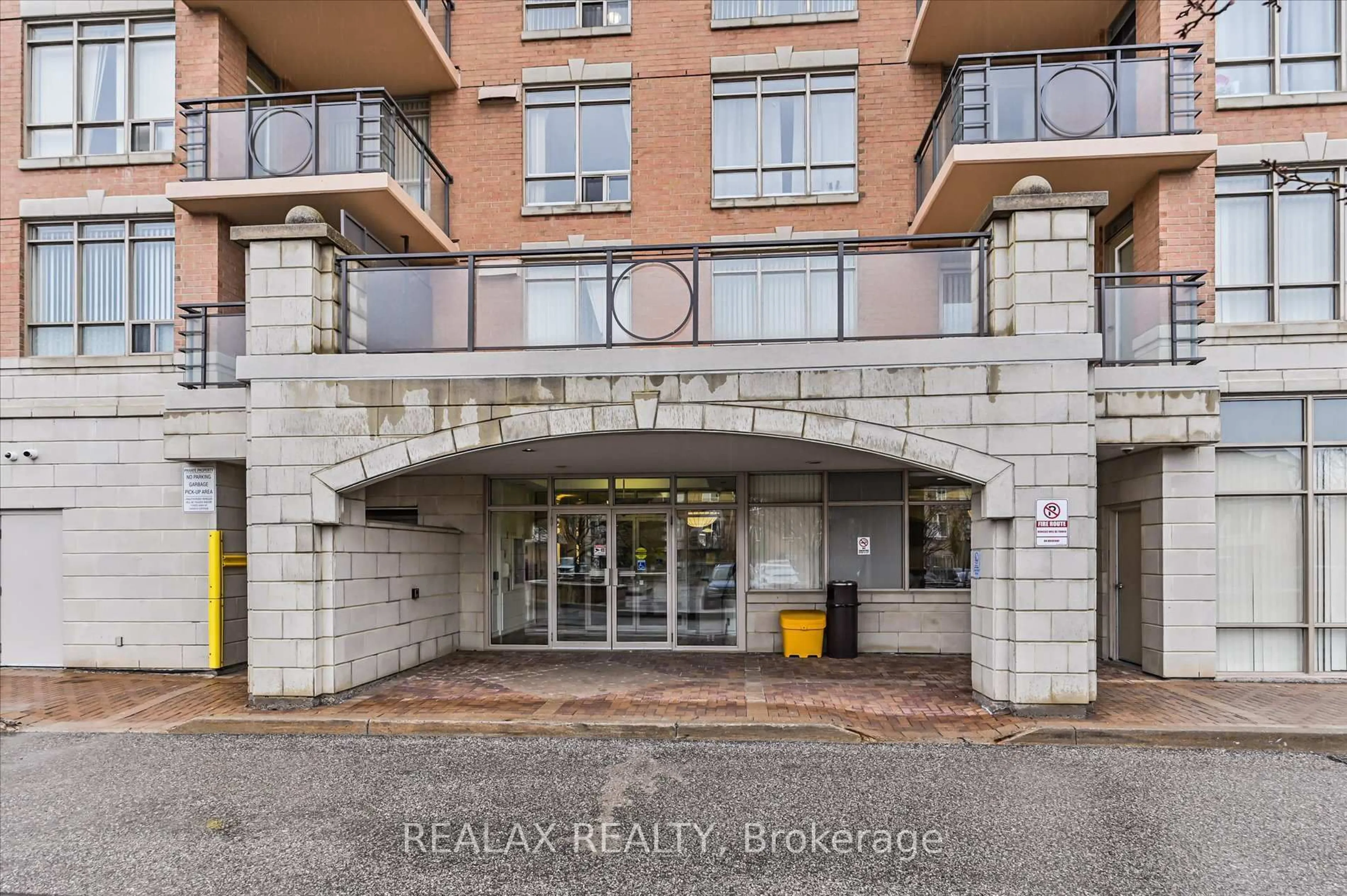 Indoor entryway for 130 Pond Dr #302, Markham Ontario L3T 7W5