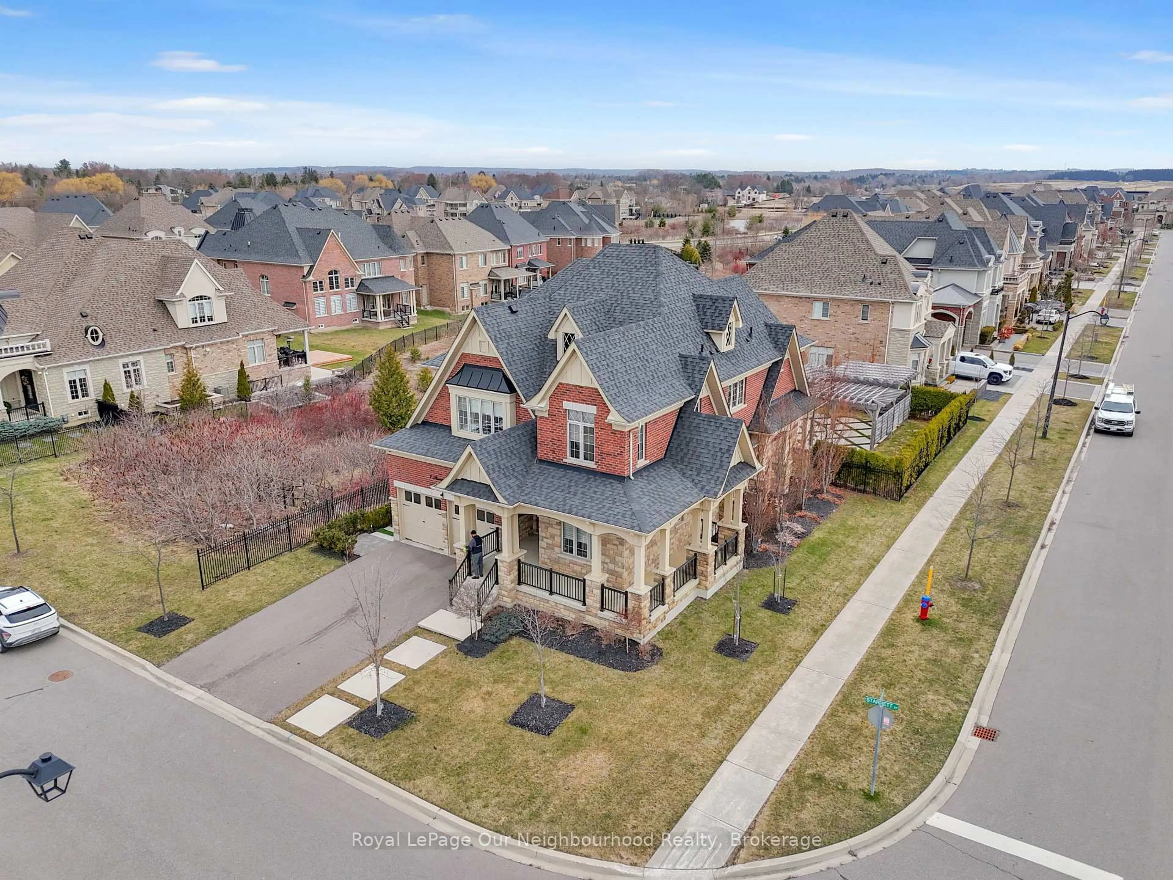 A pic from outside/outdoor area/front of a property/back of a property/a pic from drone, street for 7 Starrett St, King Ontario L7B 0N8