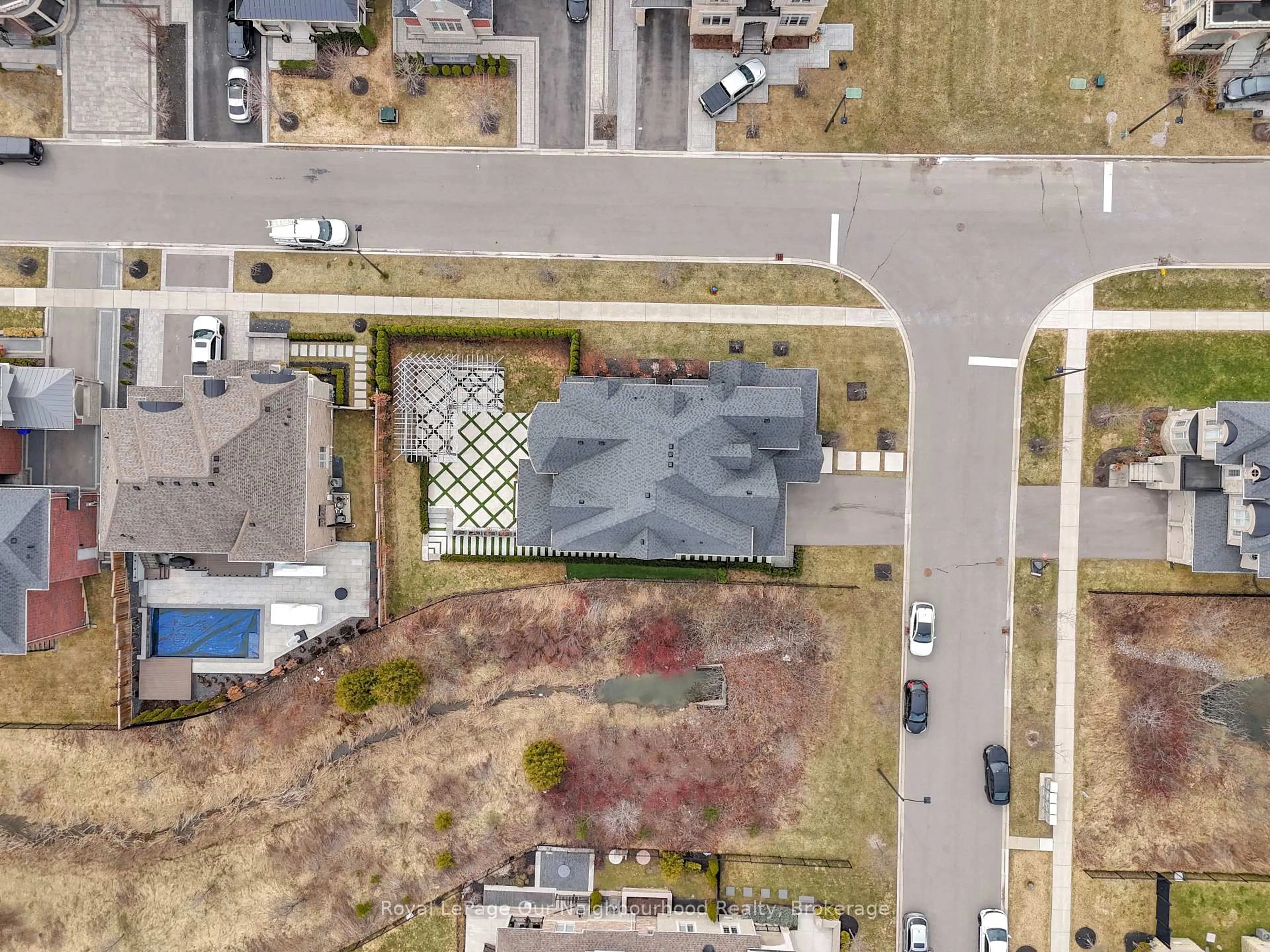 A pic from outside/outdoor area/front of a property/back of a property/a pic from drone, street for 7 Starrett St, King Ontario L7B 0N8