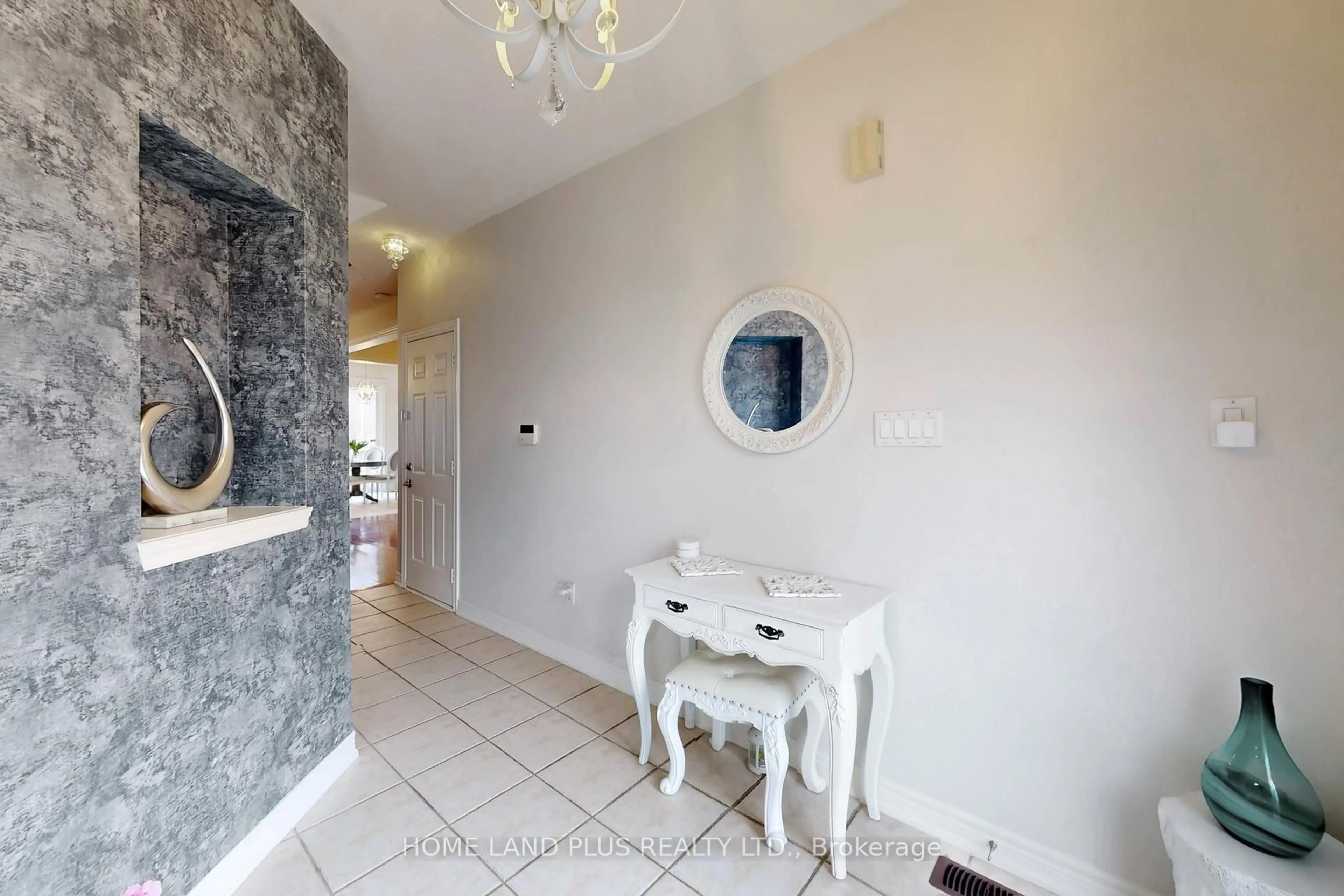 Indoor entryway for 48 Langhorst Cres, Richmond Hill Ontario L4E 0A9