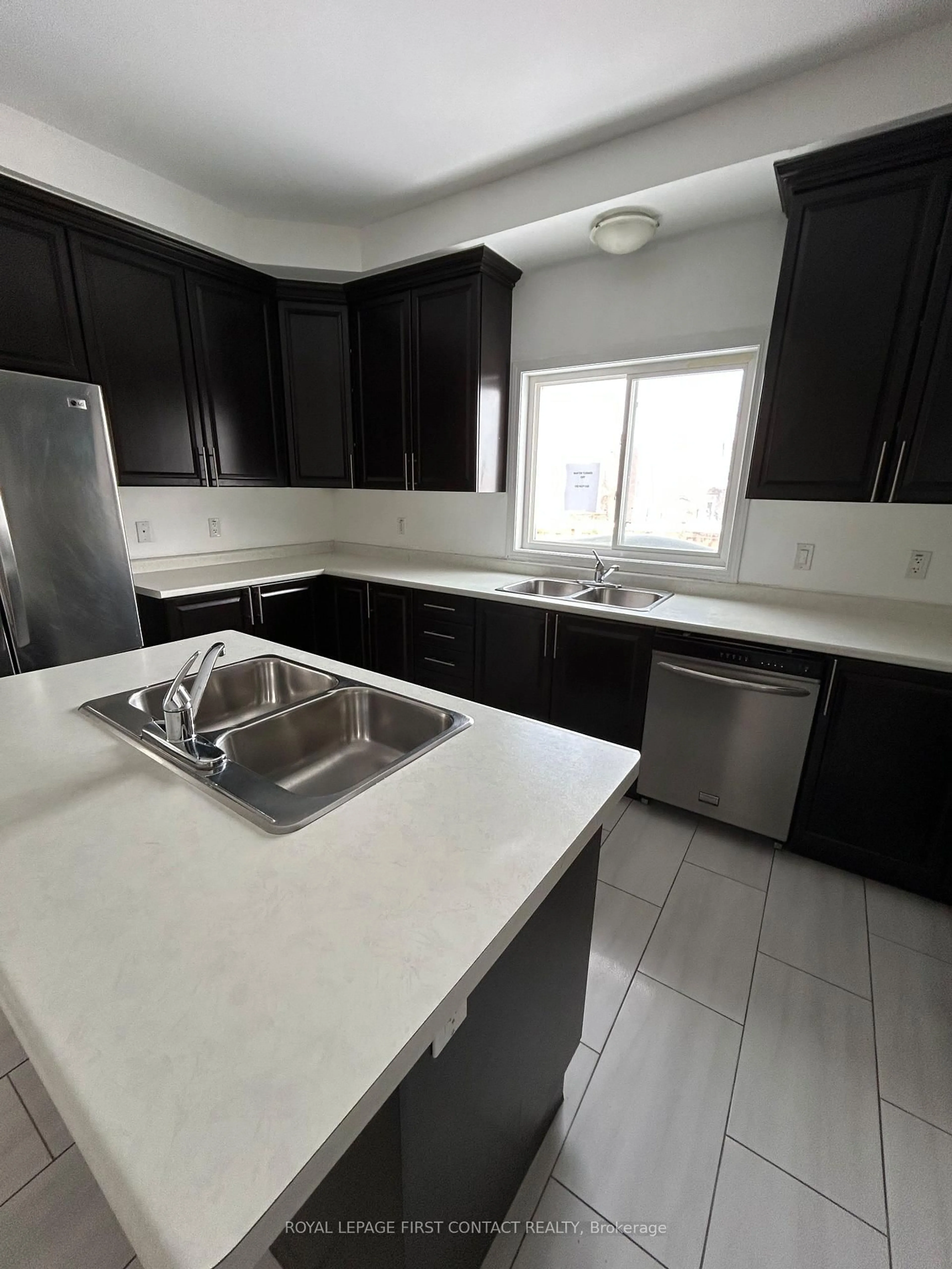 Standard kitchen, ceramic/tile floor for 1965 Jans Blvd, Innisfil Ontario L9S 0L3