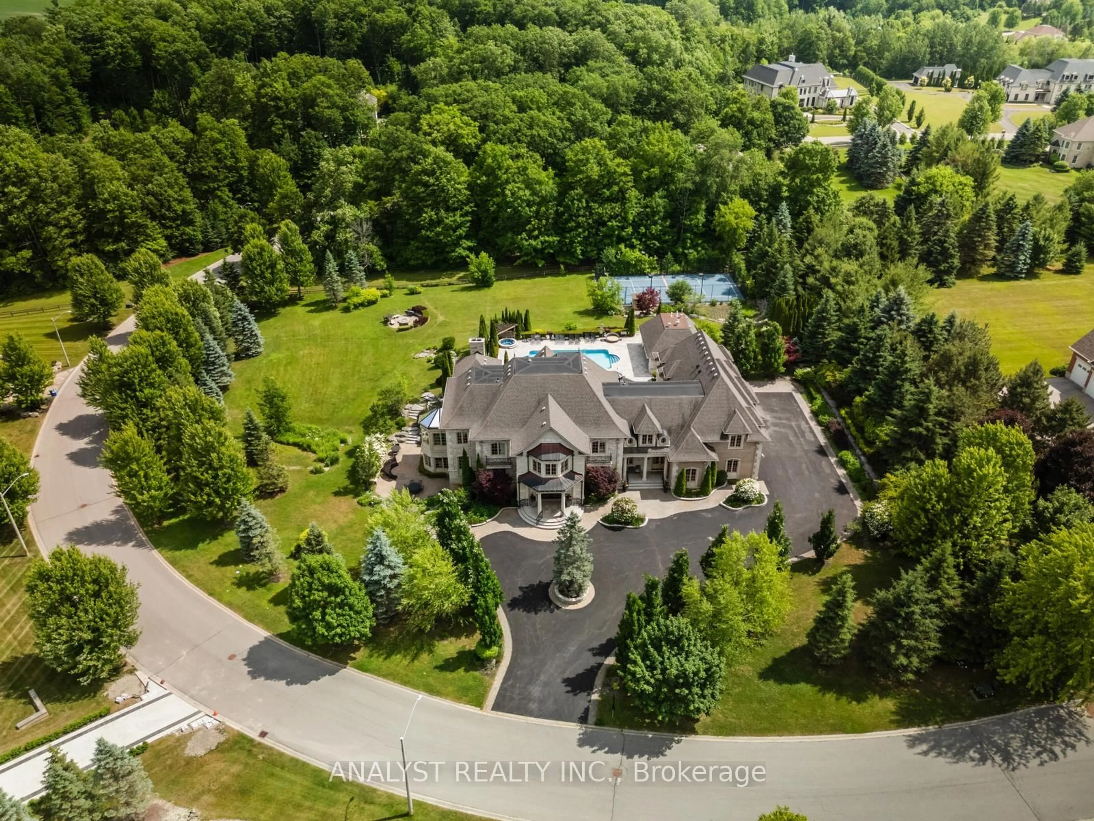A pic from outside/outdoor area/front of a property/back of a property/a pic from drone, mountain view for 86 Eden Vale Dr, King Ontario L7B 1L8