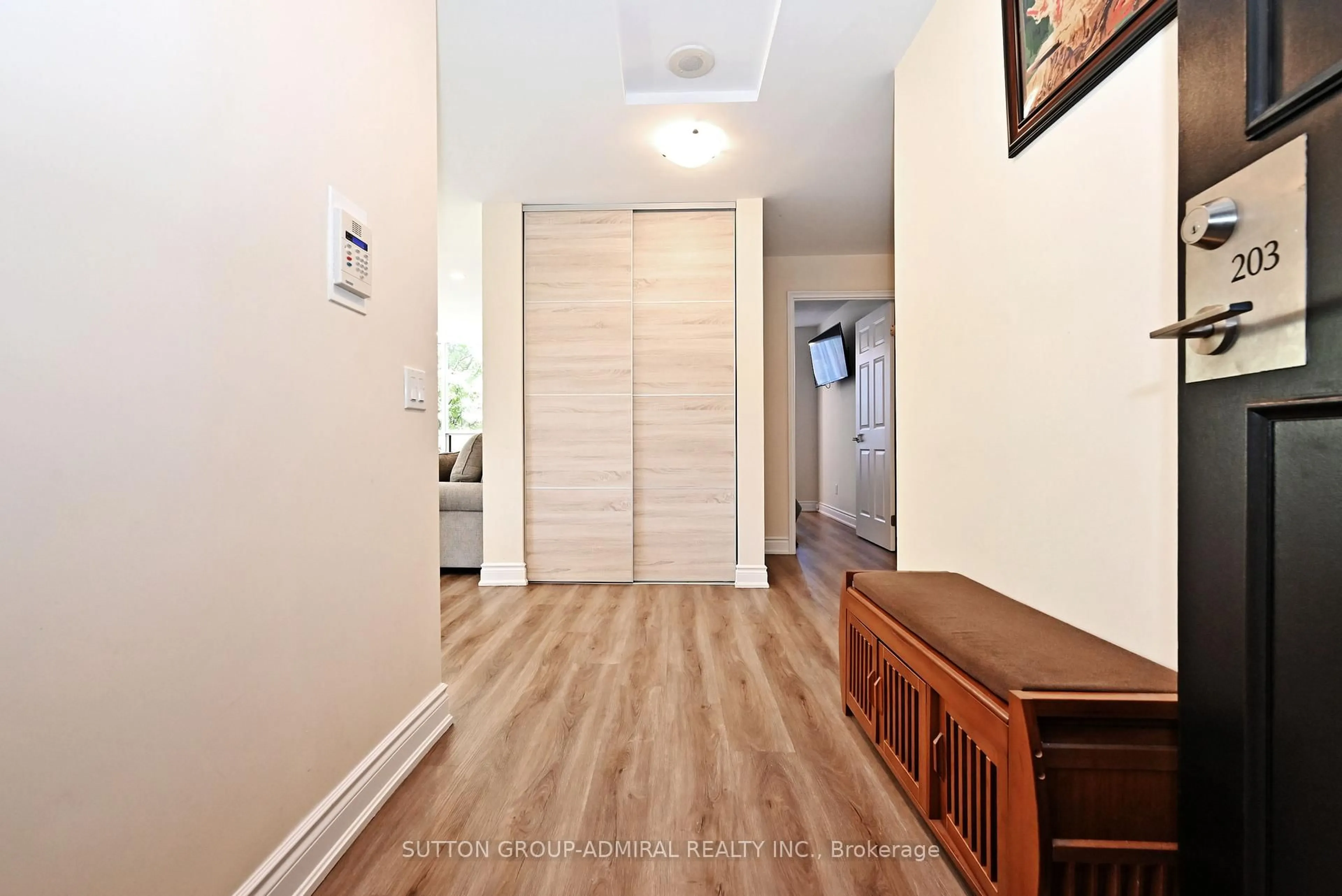 Indoor entryway for 91 Townsgate Dr #203, Vaughan Ontario L4J 8E8