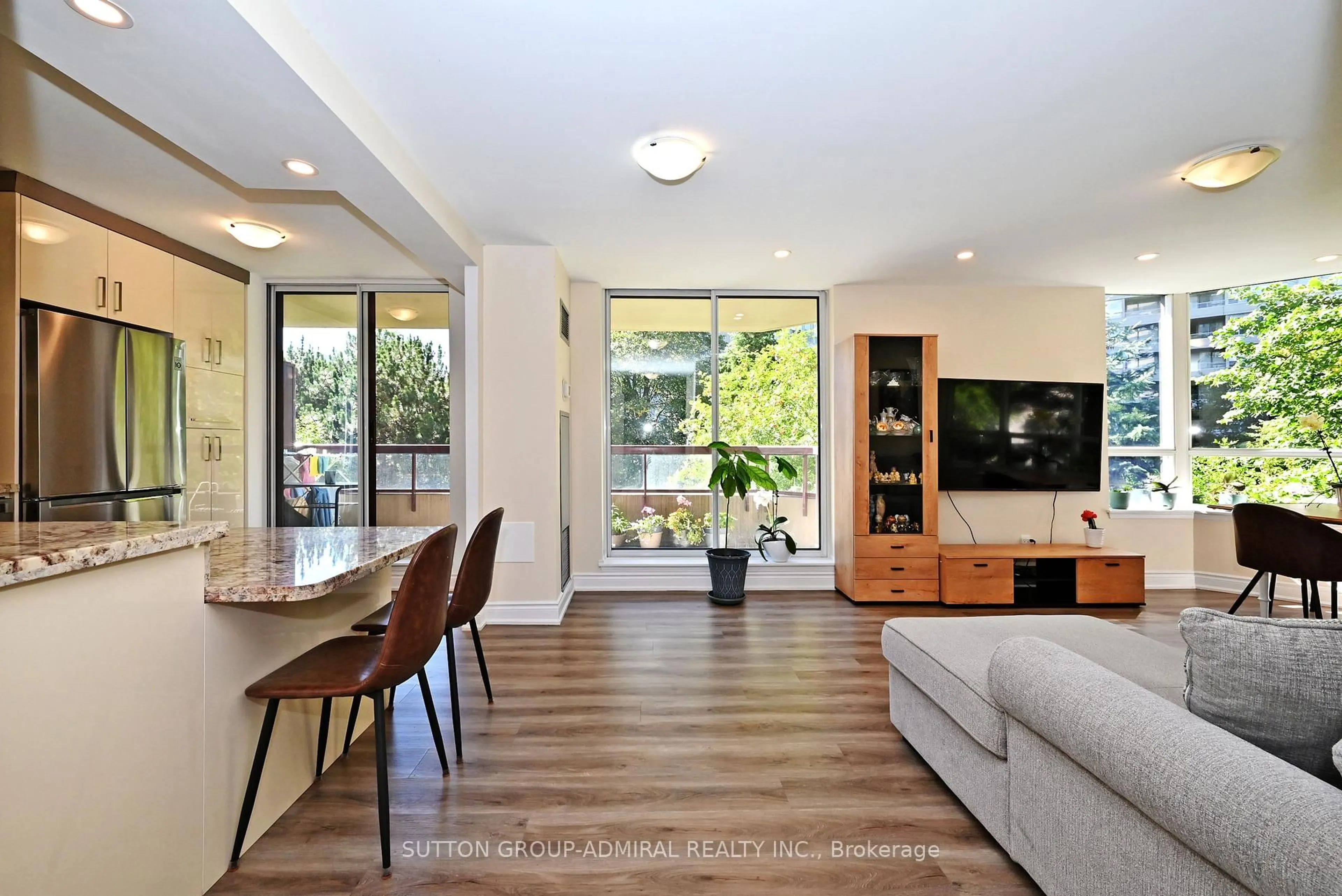 Living room with furniture, unknown for 91 Townsgate Dr #203, Vaughan Ontario L4J 8E8