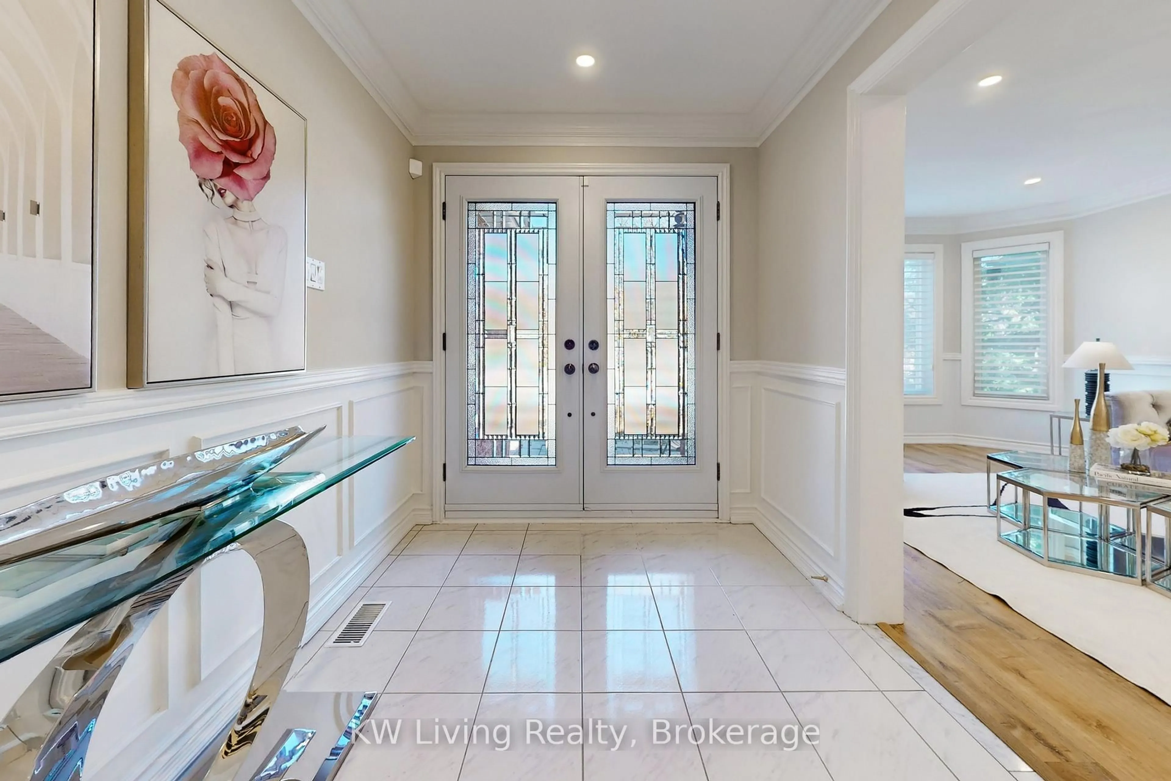 Indoor entryway for 7 Kingmount Cres, Richmond Hill Ontario L4B 3W5