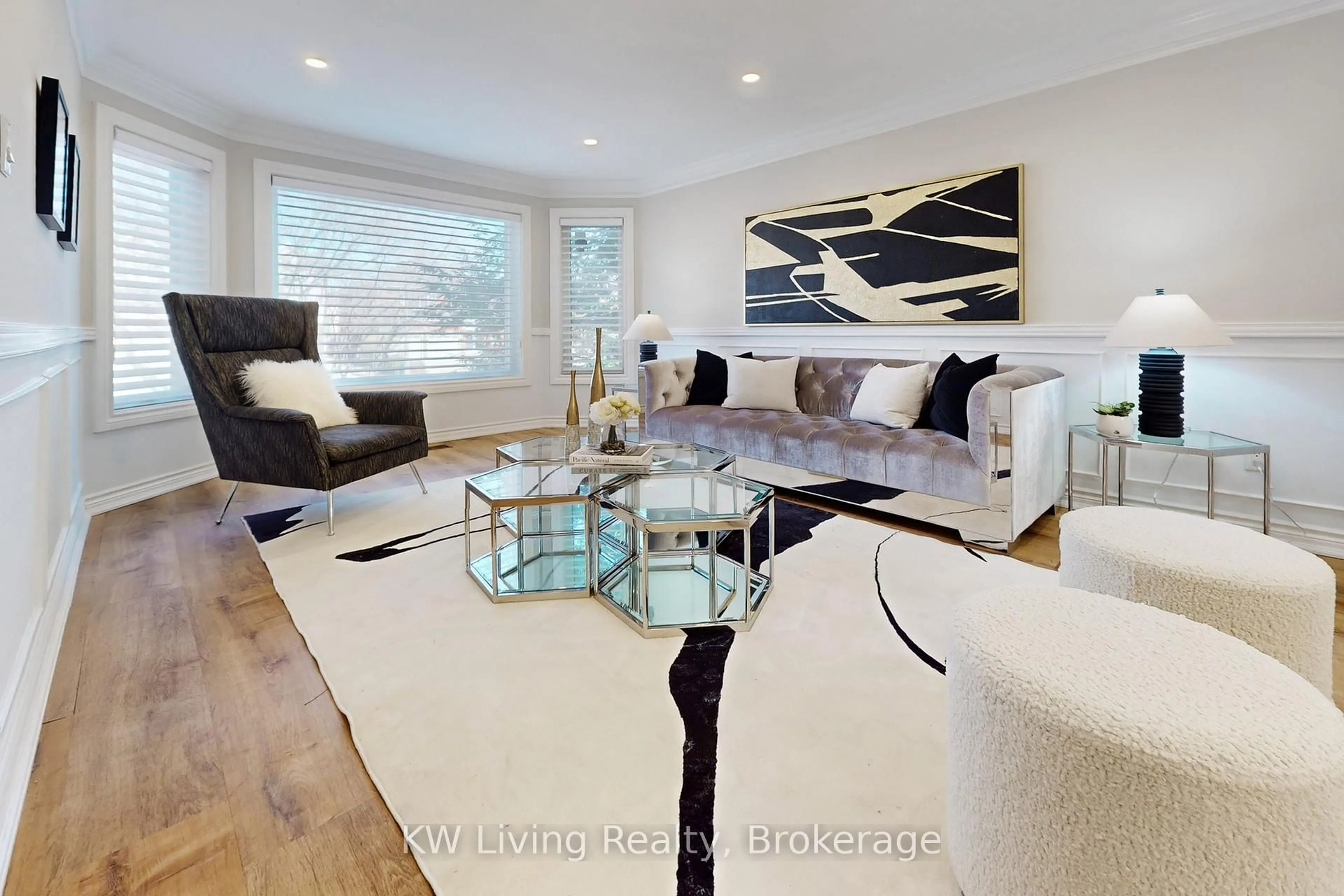 Living room with furniture, wood/laminate floor for 7 Kingmount Cres, Richmond Hill Ontario L4B 3W5