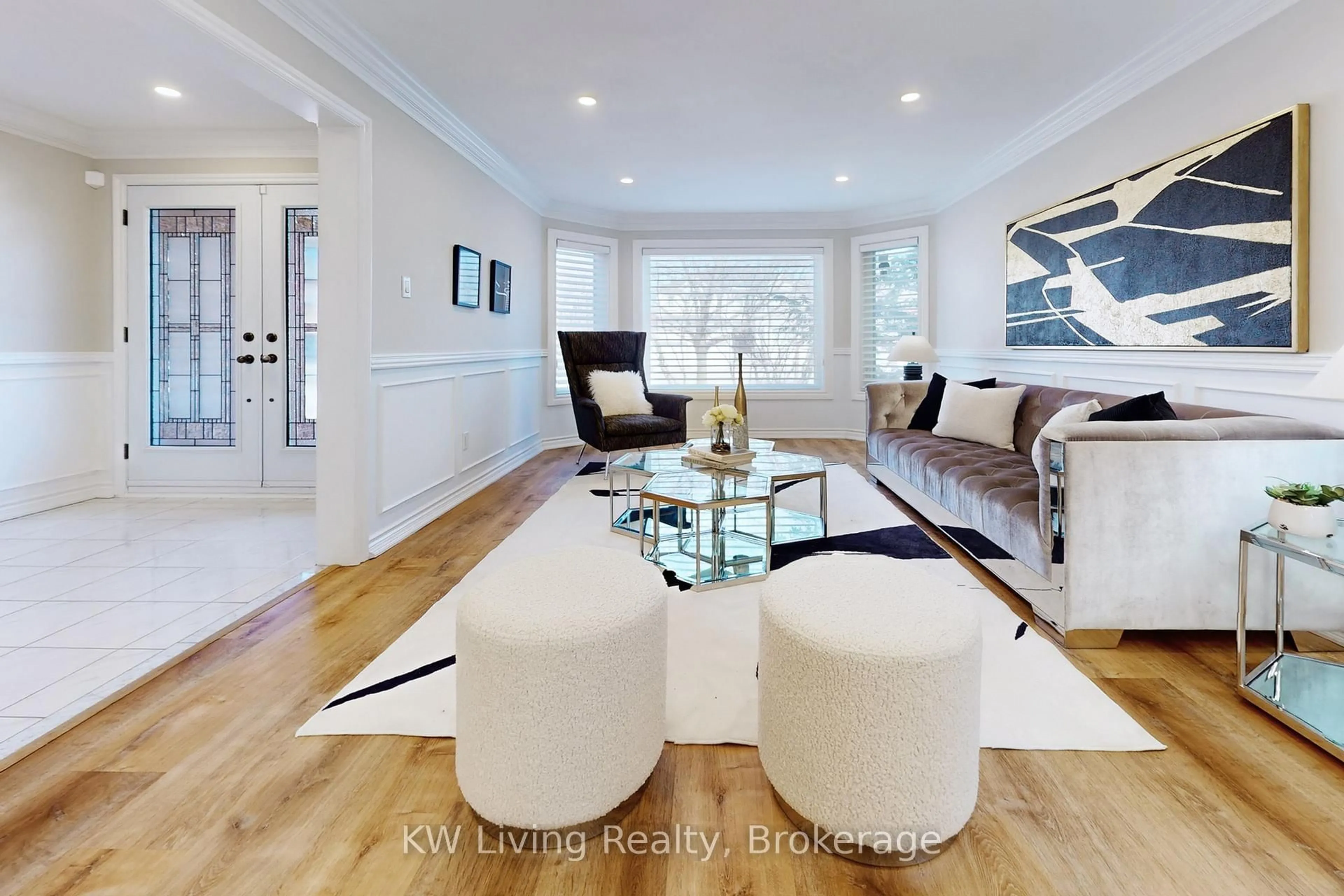 Living room with furniture, wood/laminate floor for 7 Kingmount Cres, Richmond Hill Ontario L4B 3W5