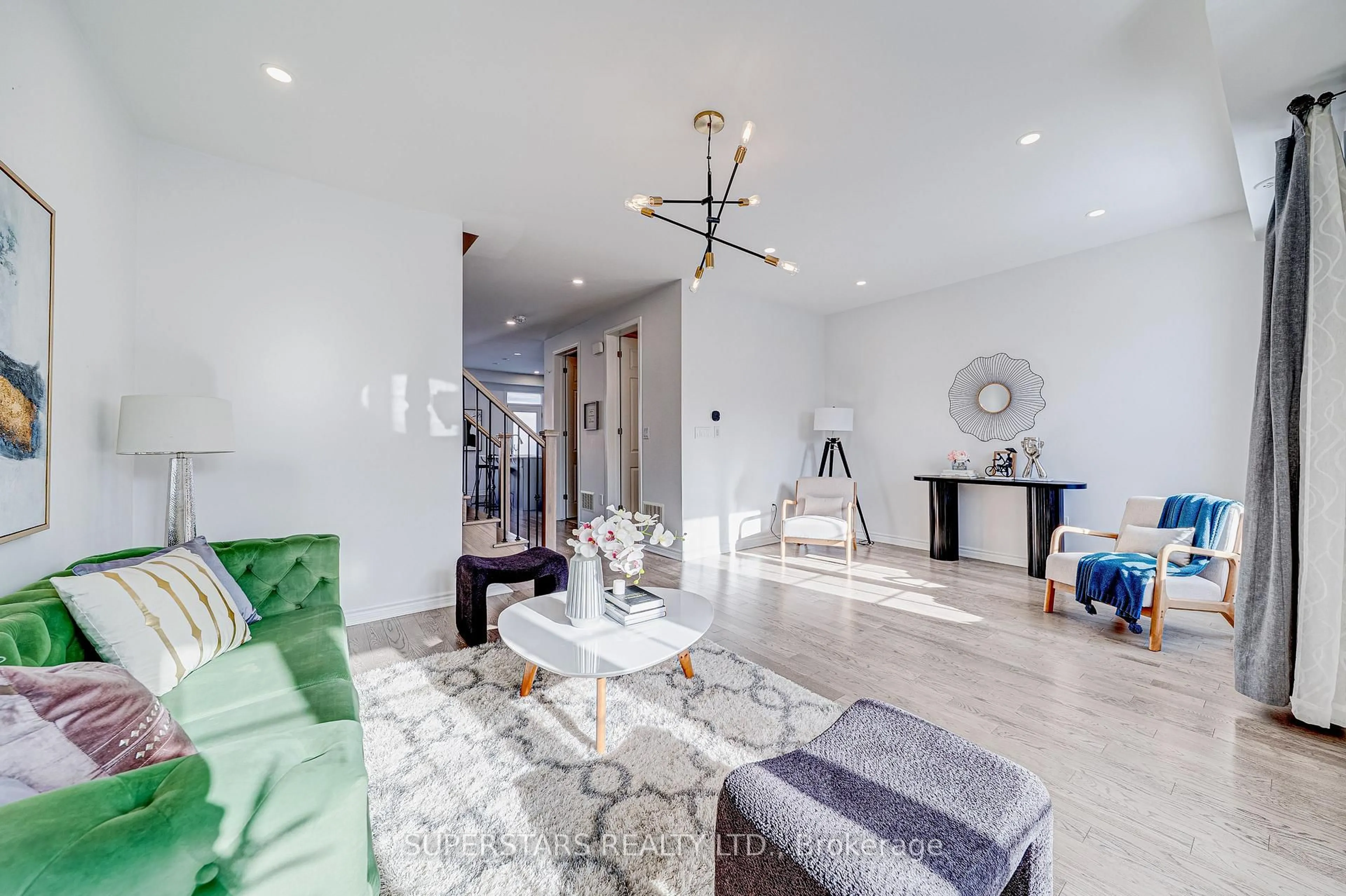 Living room with furniture, unknown for 88 William F Bell Pkwy, Richmond Hill Ontario L4S 0K4