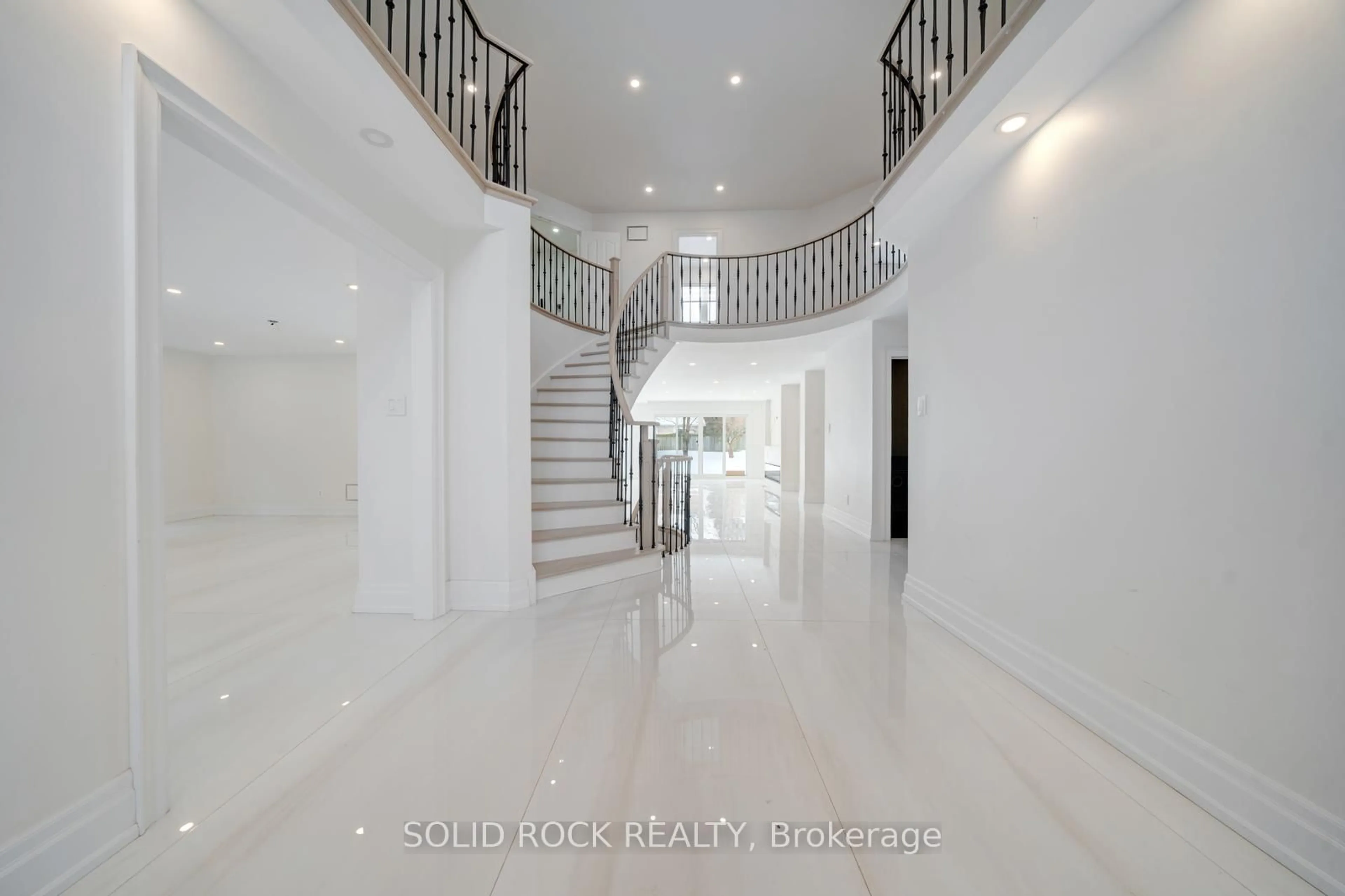 Indoor foyer for 2A Chiltern Hill, Richmond Hill Ontario L4B 3B9