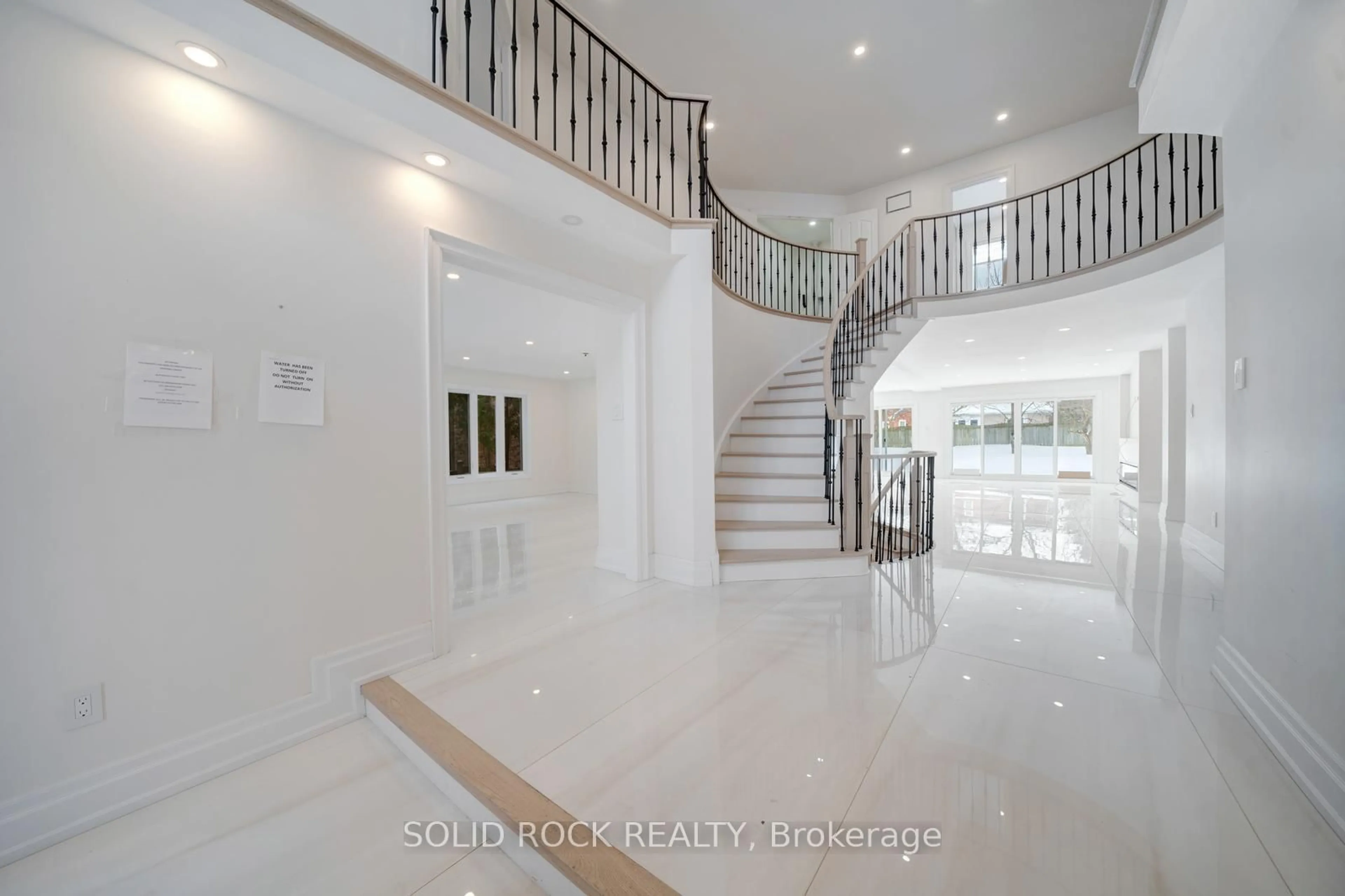 Indoor foyer for 2A Chiltern Hill, Richmond Hill Ontario L4B 3B9