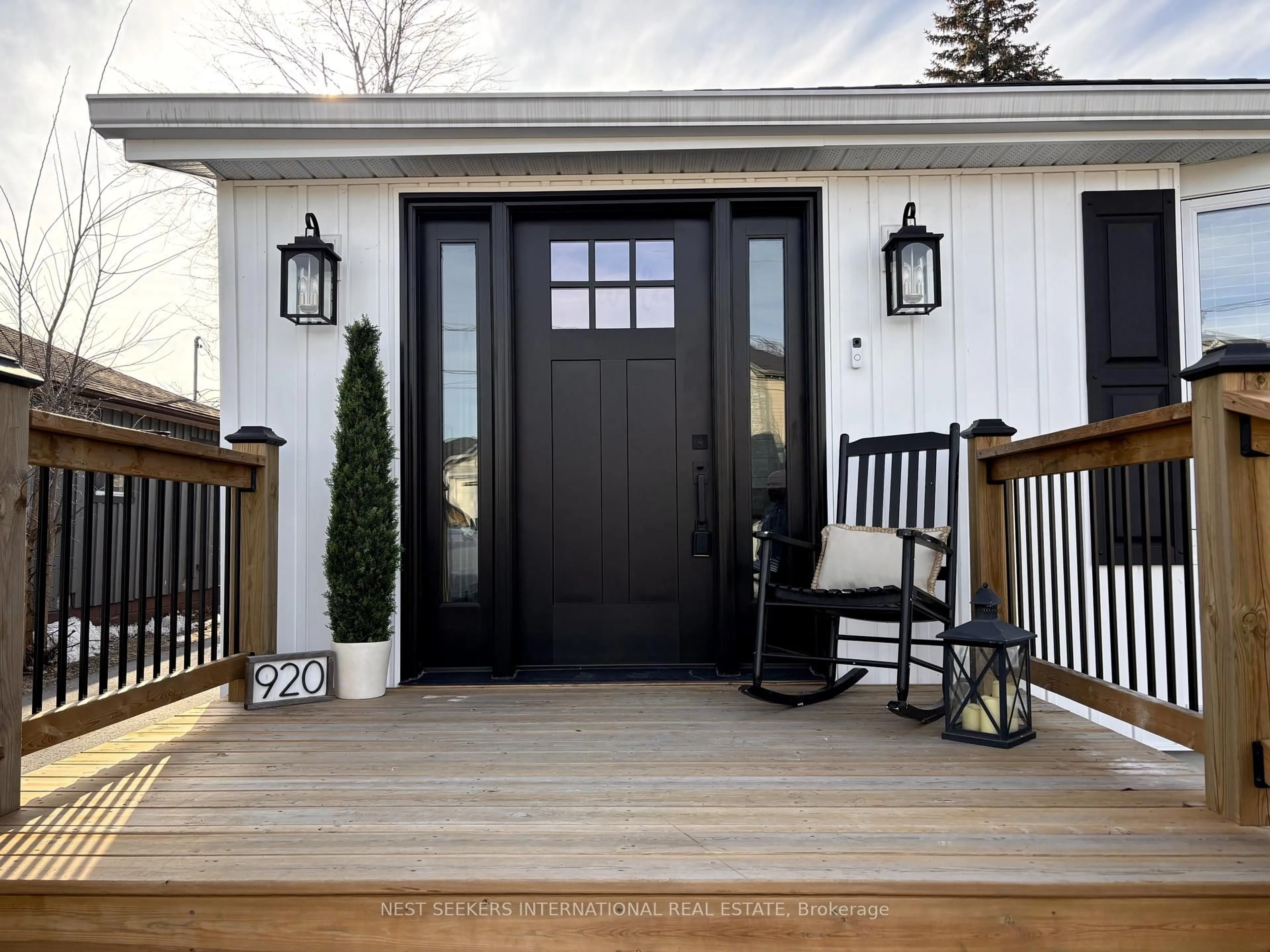 Indoor entryway for 920 Barry Ave, Innisfil Ontario L0L 1W0