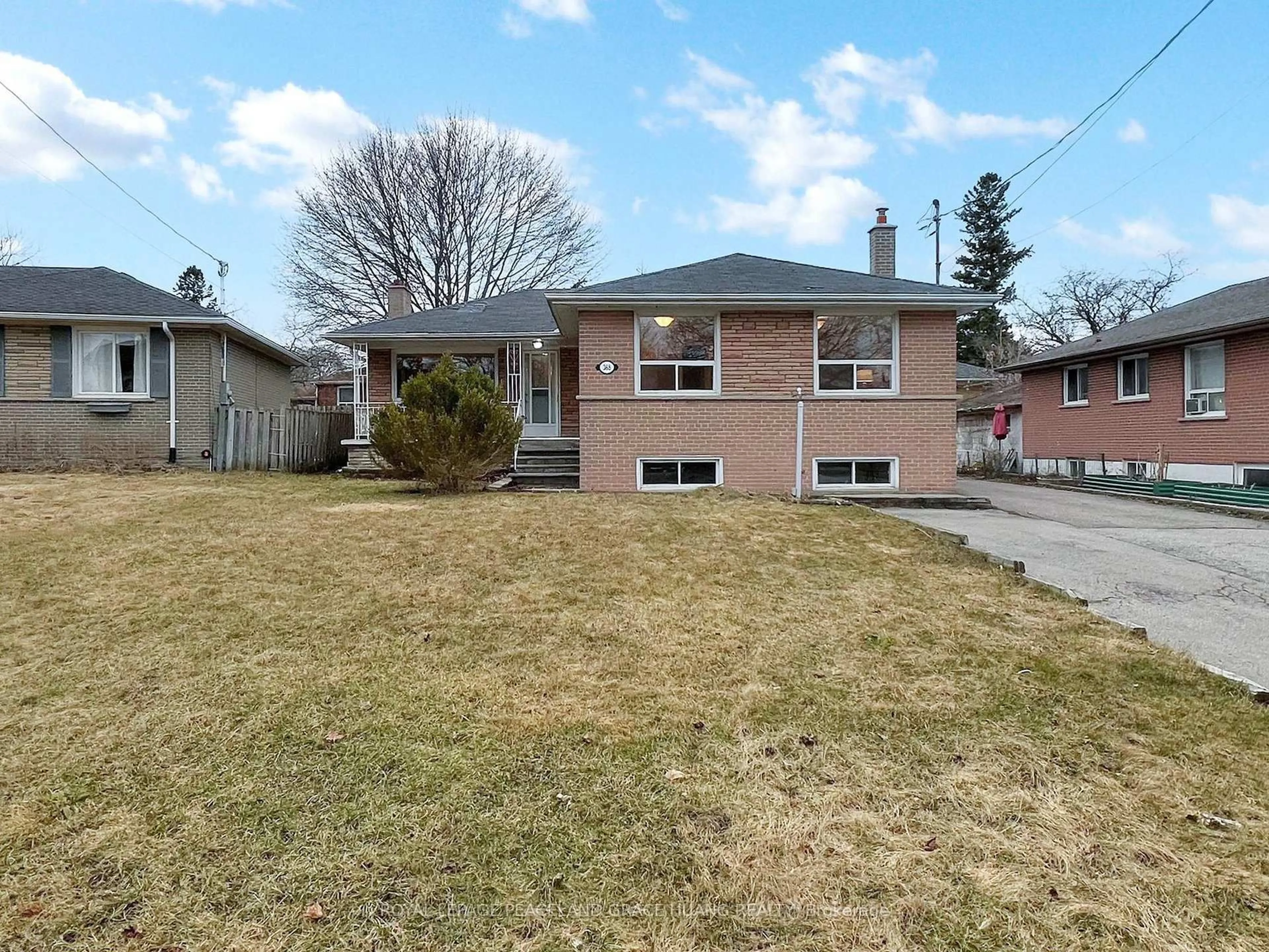 A pic from outside/outdoor area/front of a property/back of a property/a pic from drone, street for 368 Balkan Rd, Richmond Hill Ontario L4C 2P1