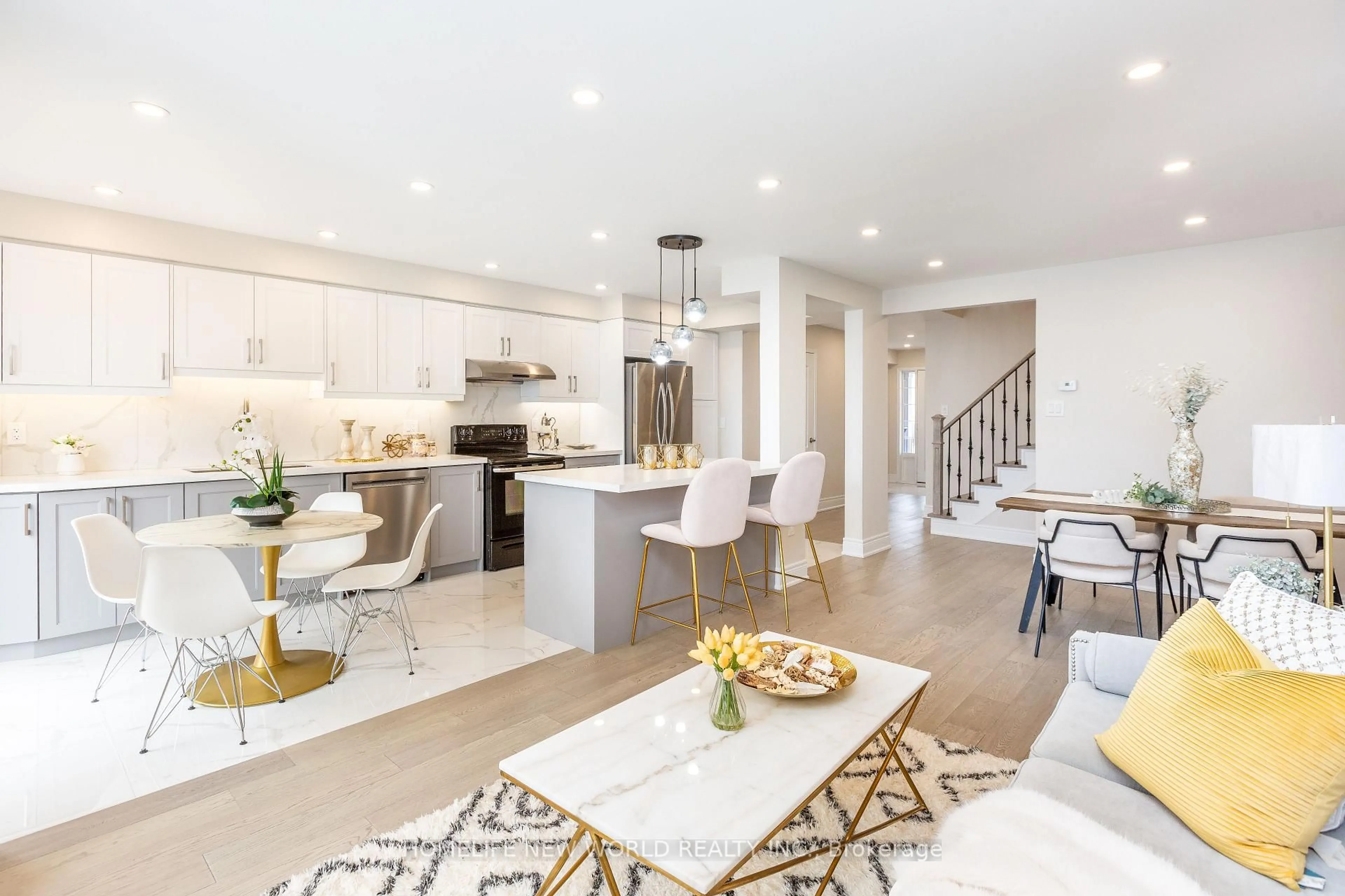 Open concept kitchen, ceramic/tile floor for 164 Banbrooke Cres, Newmarket Ontario L3X 2W6