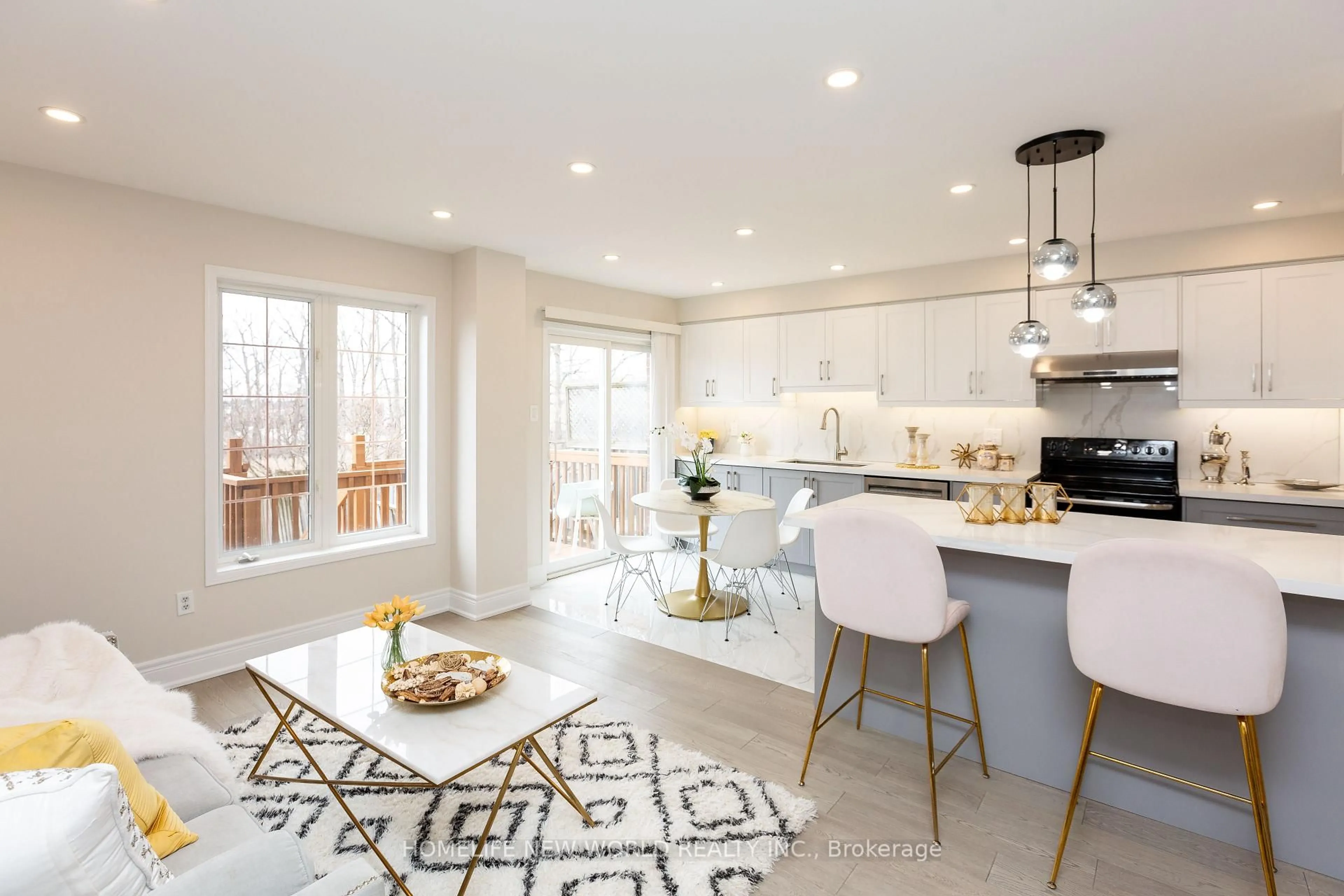 Open concept kitchen, ceramic/tile floor for 164 Banbrooke Cres, Newmarket Ontario L3X 2W6