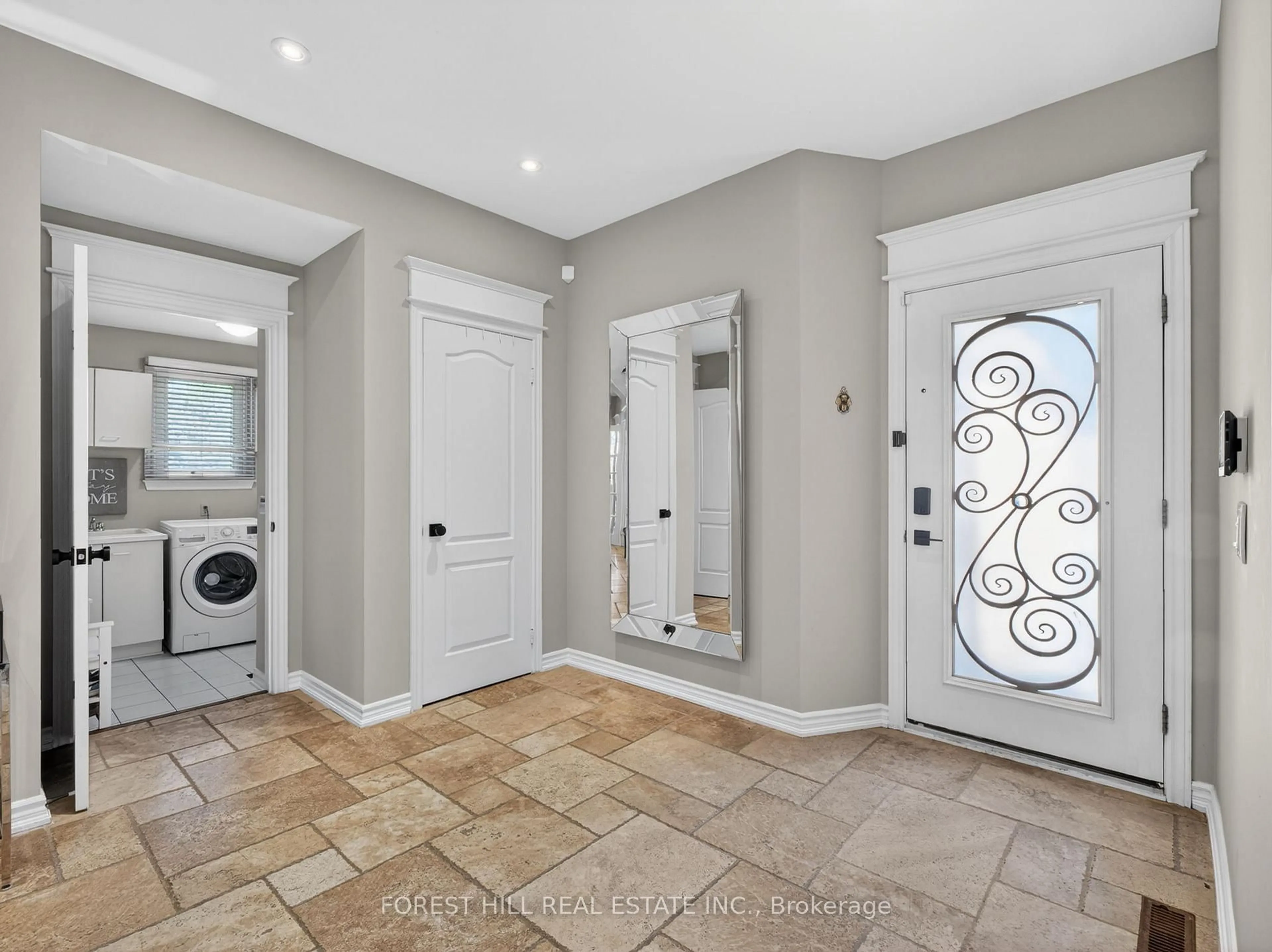 Indoor entryway for 32 Mulholland Dr, Vaughan Ontario L4J 7T7