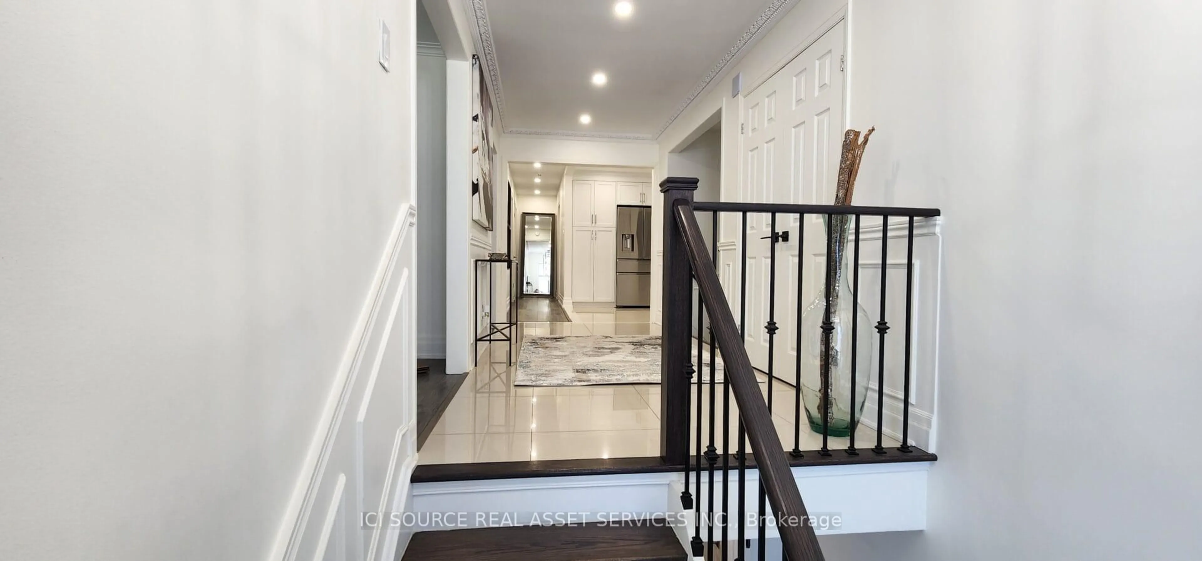 Indoor foyer for 438 Woodbridge Ave, Vaughan Ontario L4L 2T4