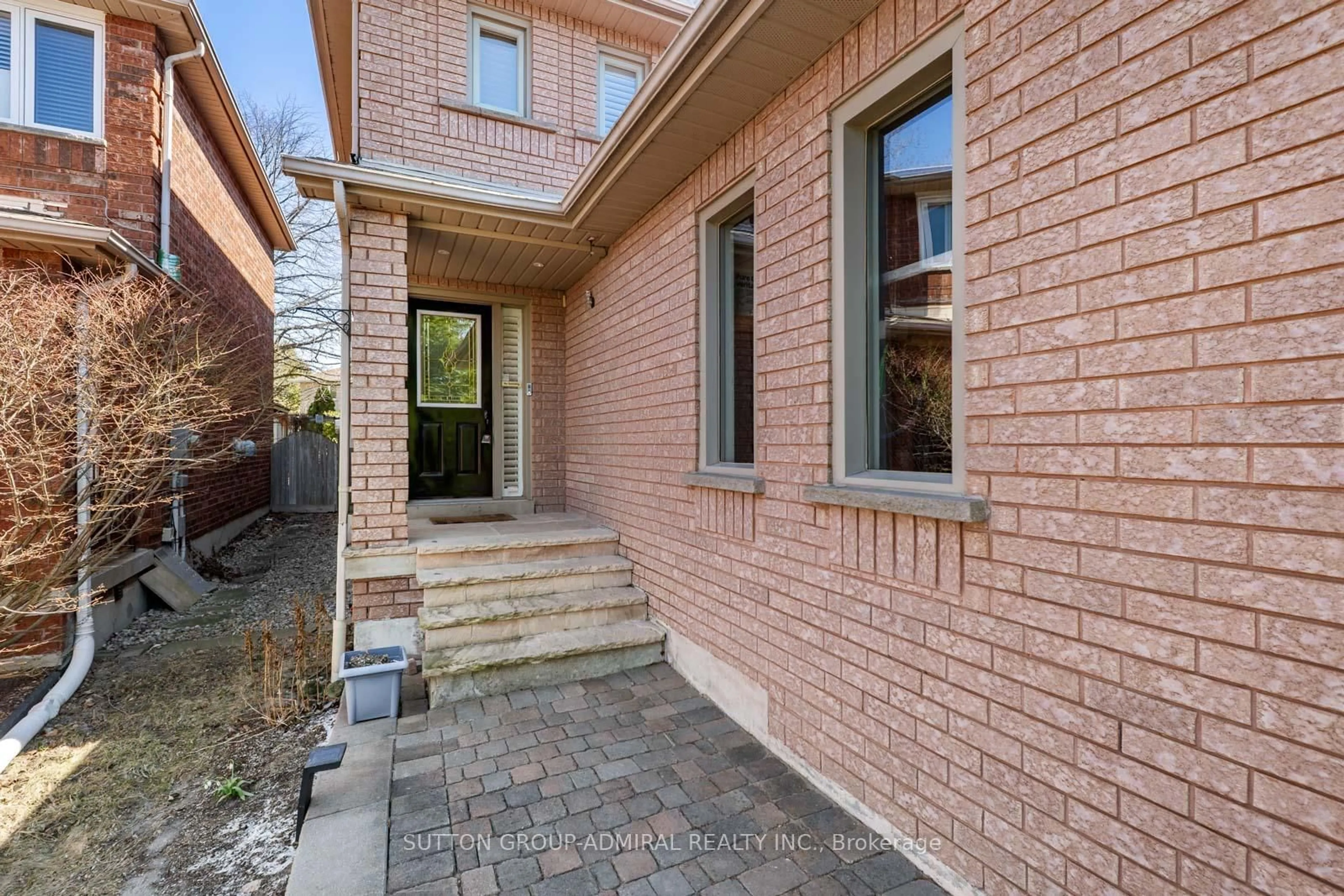 Home with brick exterior material, street for 626 College Manor Dr, Newmarket Ontario L3Y 8M7
